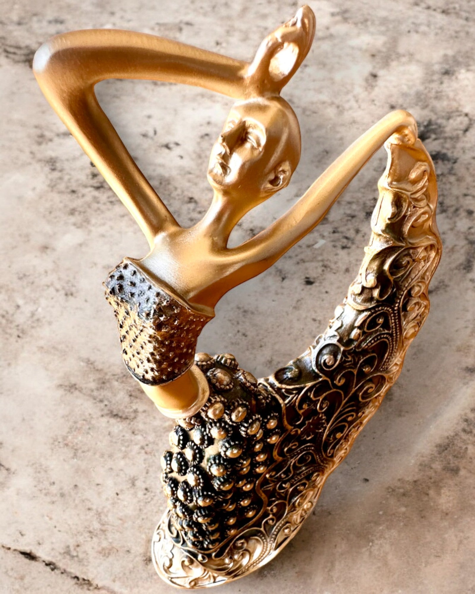 Escultura Elegante "Bailarina de Brillo Dorado", 29 cm de altura, con opción de grabado para regalo