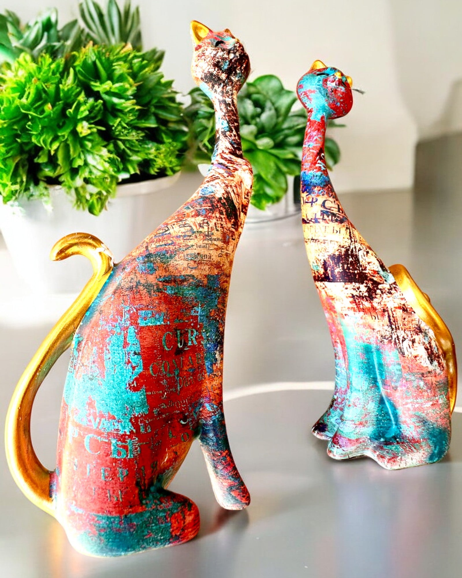 Figuras de Gatos Abstractos "ArtCats", Pintadas a Mano, Resina – 25 cm, 2 uds.