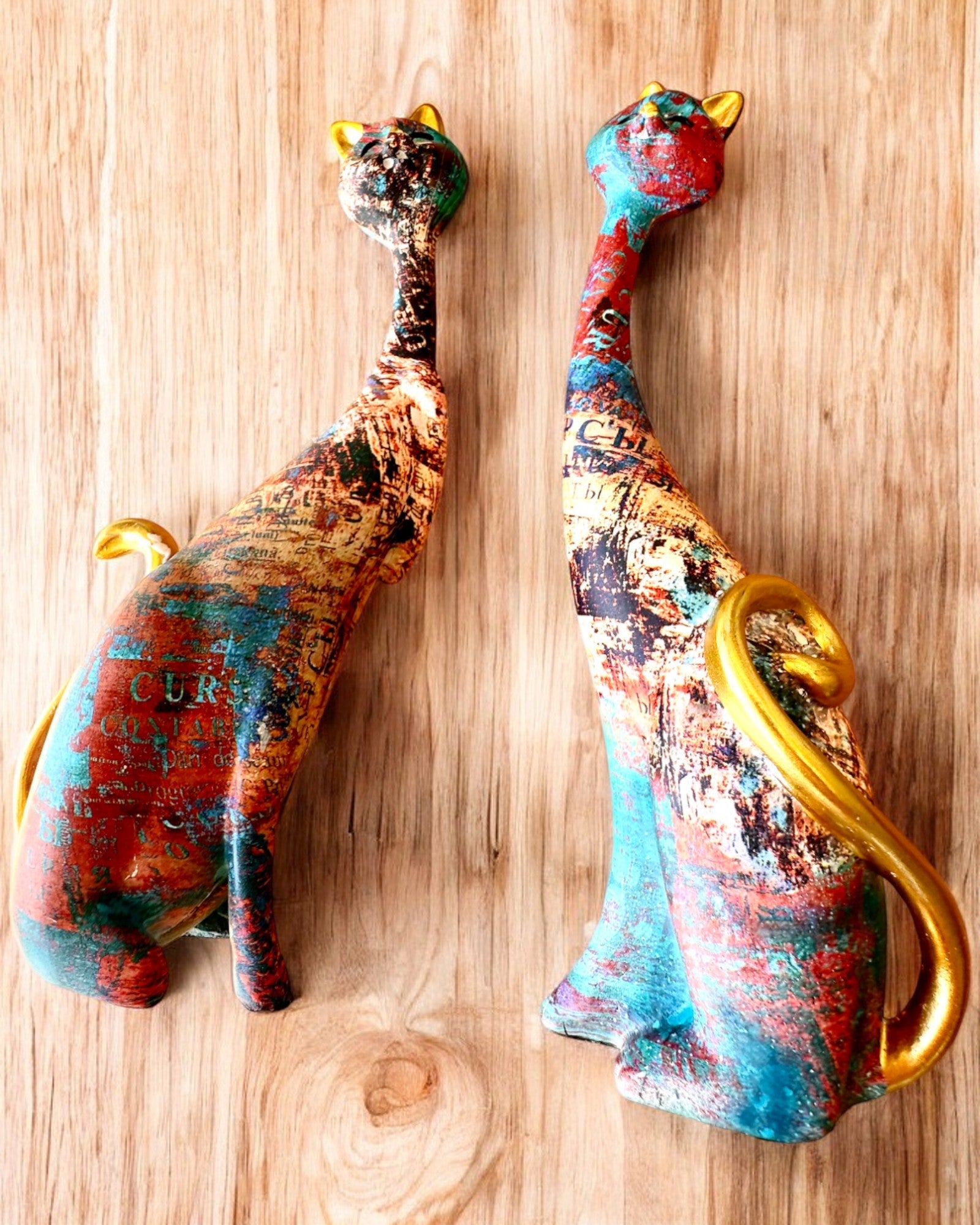 Figuras de Gatos Abstractos "ArtCats", Pintadas a Mano, Resina – 25 cm, 2 uds.