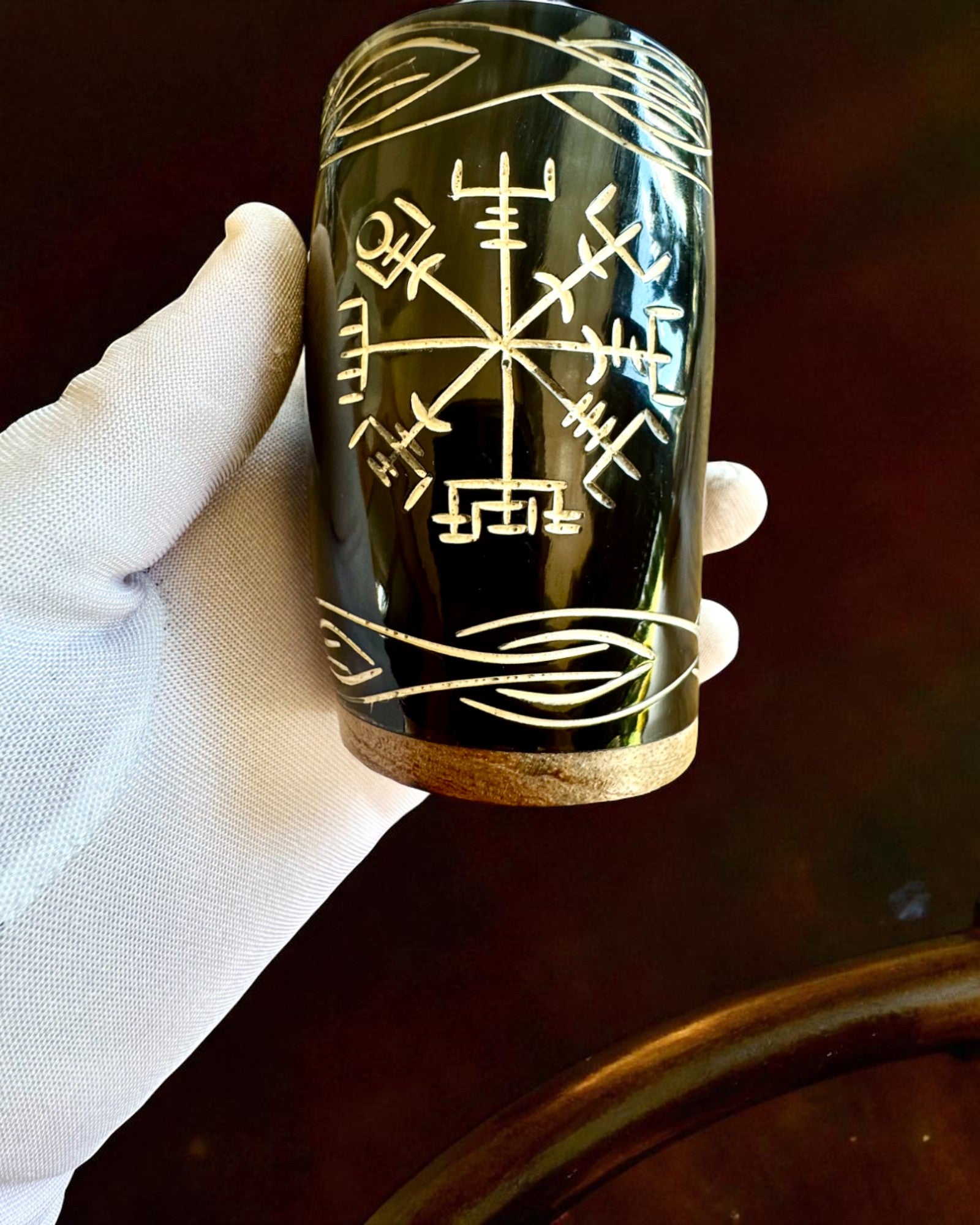 Valknut Ręcznie wykonany mały kubek z rogu bawoła z nordyckimi symbolami, posibilidad de personalización para regalo con grabado