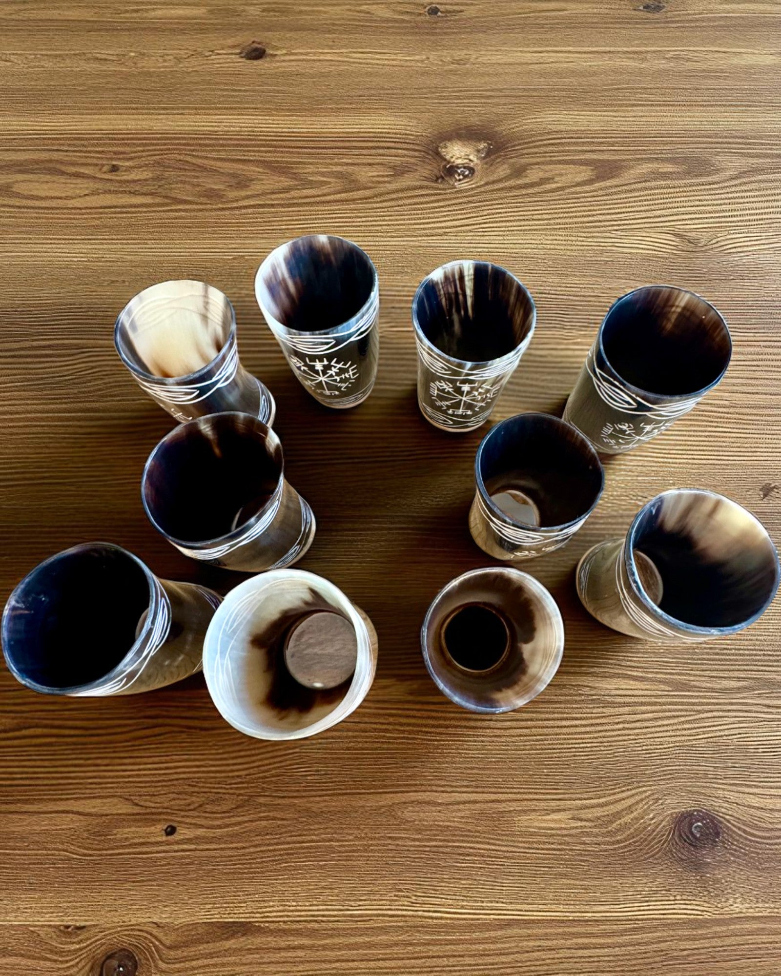 Valknut Ręcznie wykonany mały kubek z rogu bawoła z nordyckimi symbolami, posibilidad de personalización para regalo con grabado