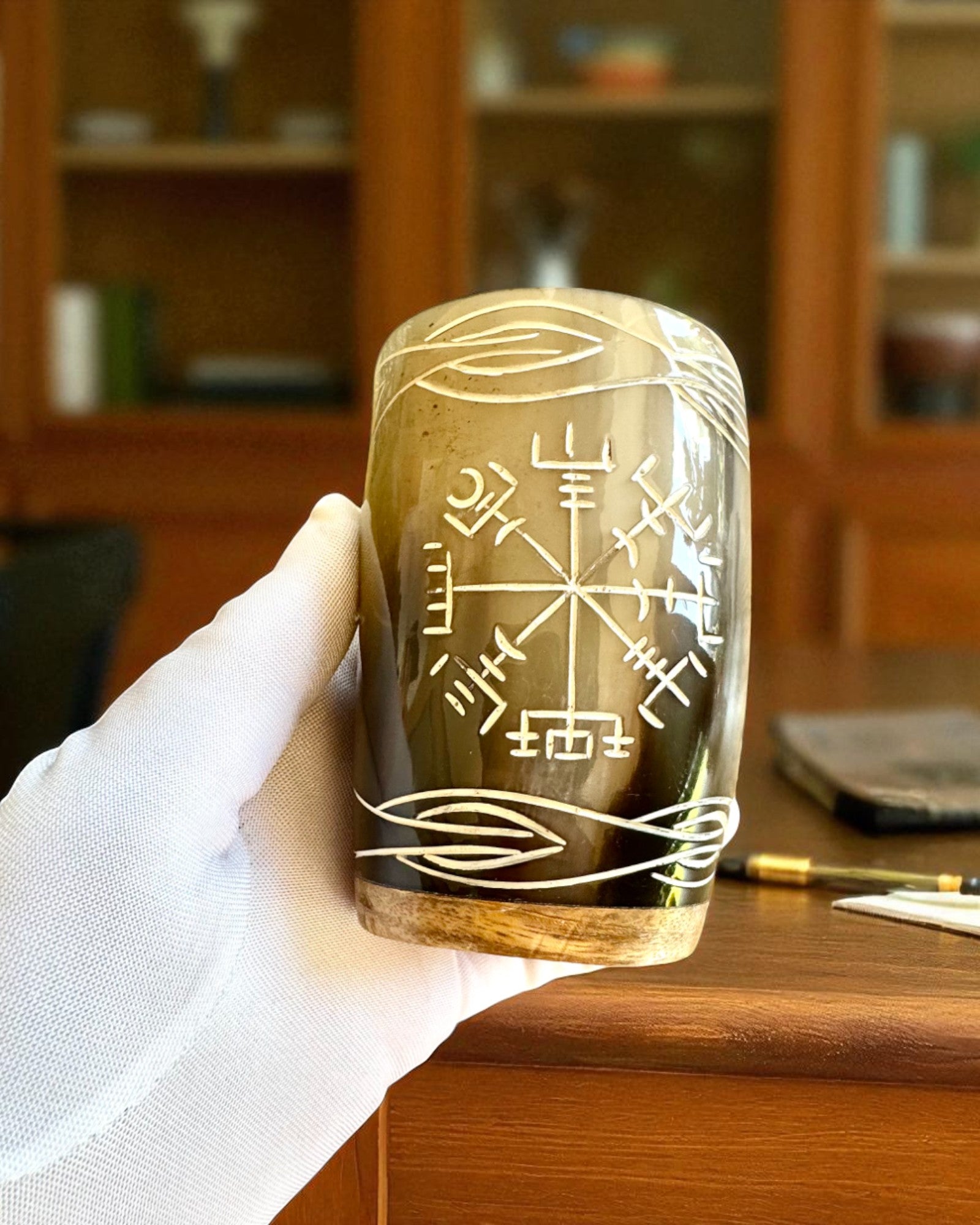 Valknut Ręcznie wykonany mały kubek z rogu bawoła z nordyckimi symbolami, posibilidad de personalización para regalo con grabado