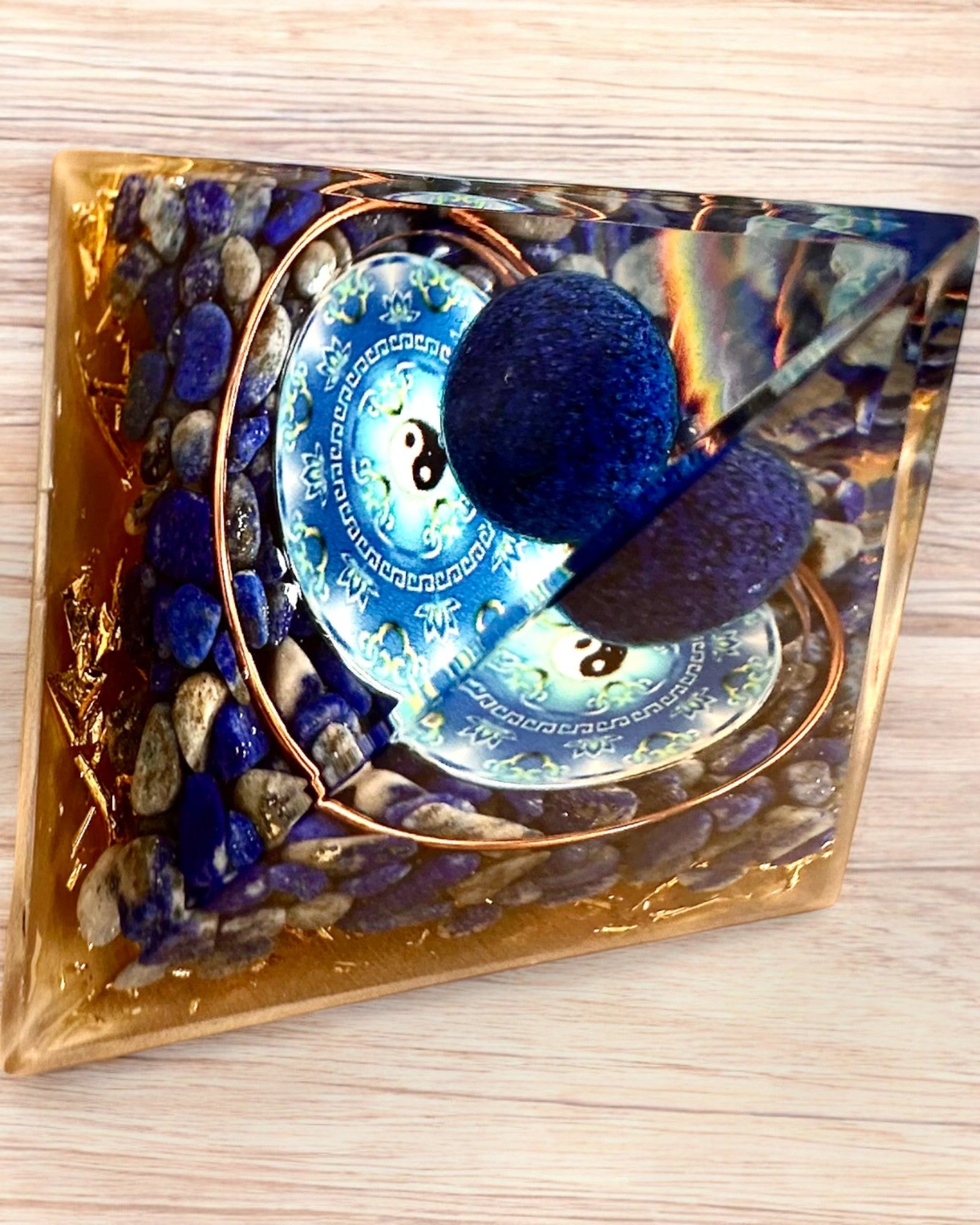 Pirámide Energética orgonita "Zenith" con Lapislázuli, ideal para regalo