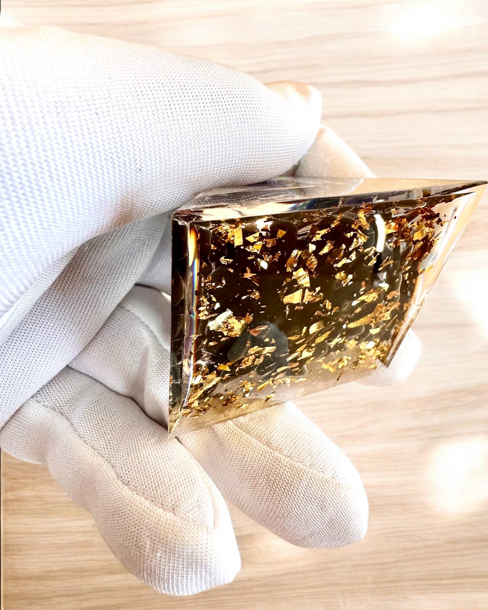 Pirámide Energética de orgonita de Energía Cósmica - Amuleto con Amatista y Virutas