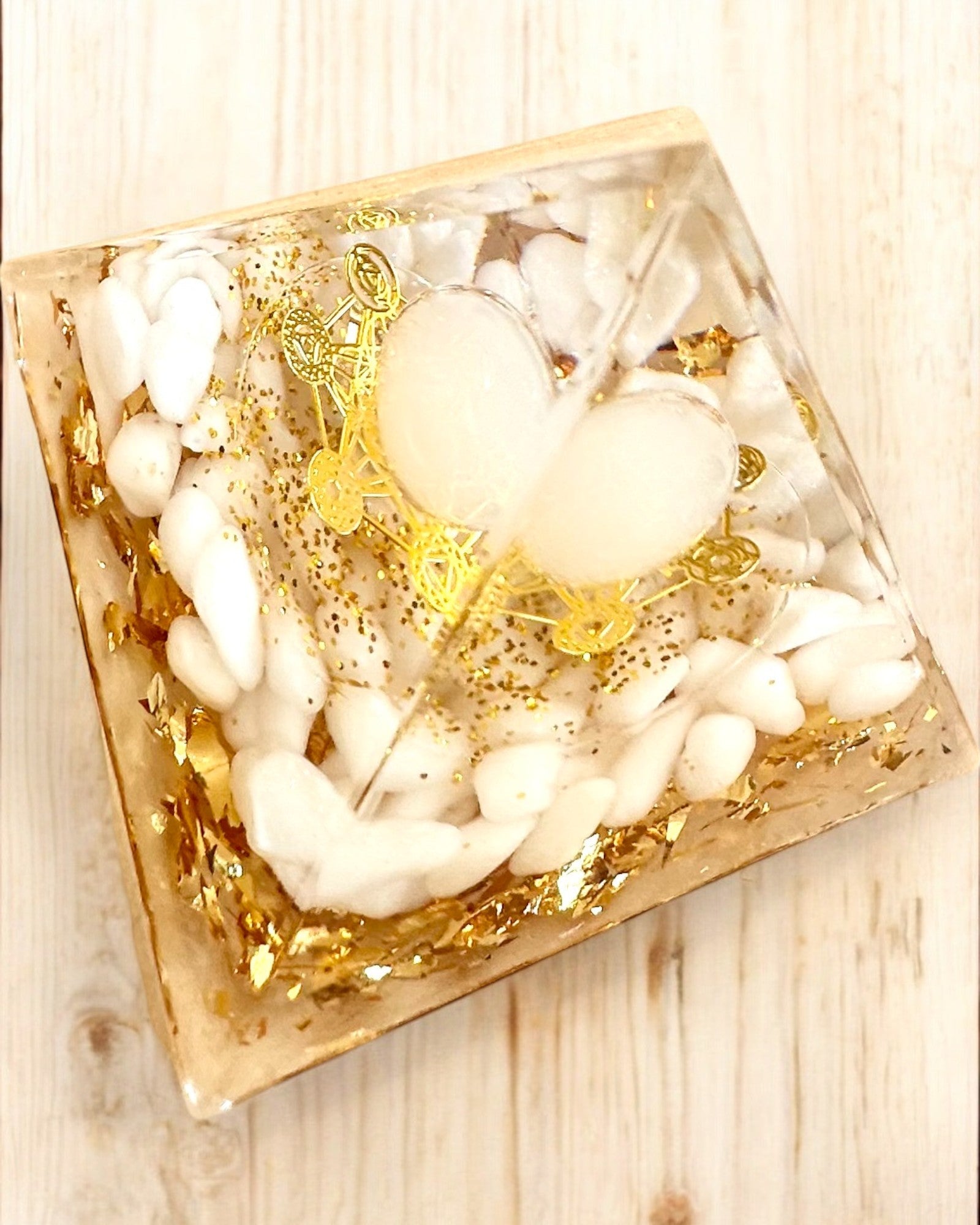 Pirámide Energética de orgonita de Energía con Piedras Blancas - "Golden Harmony", ideal para regalo