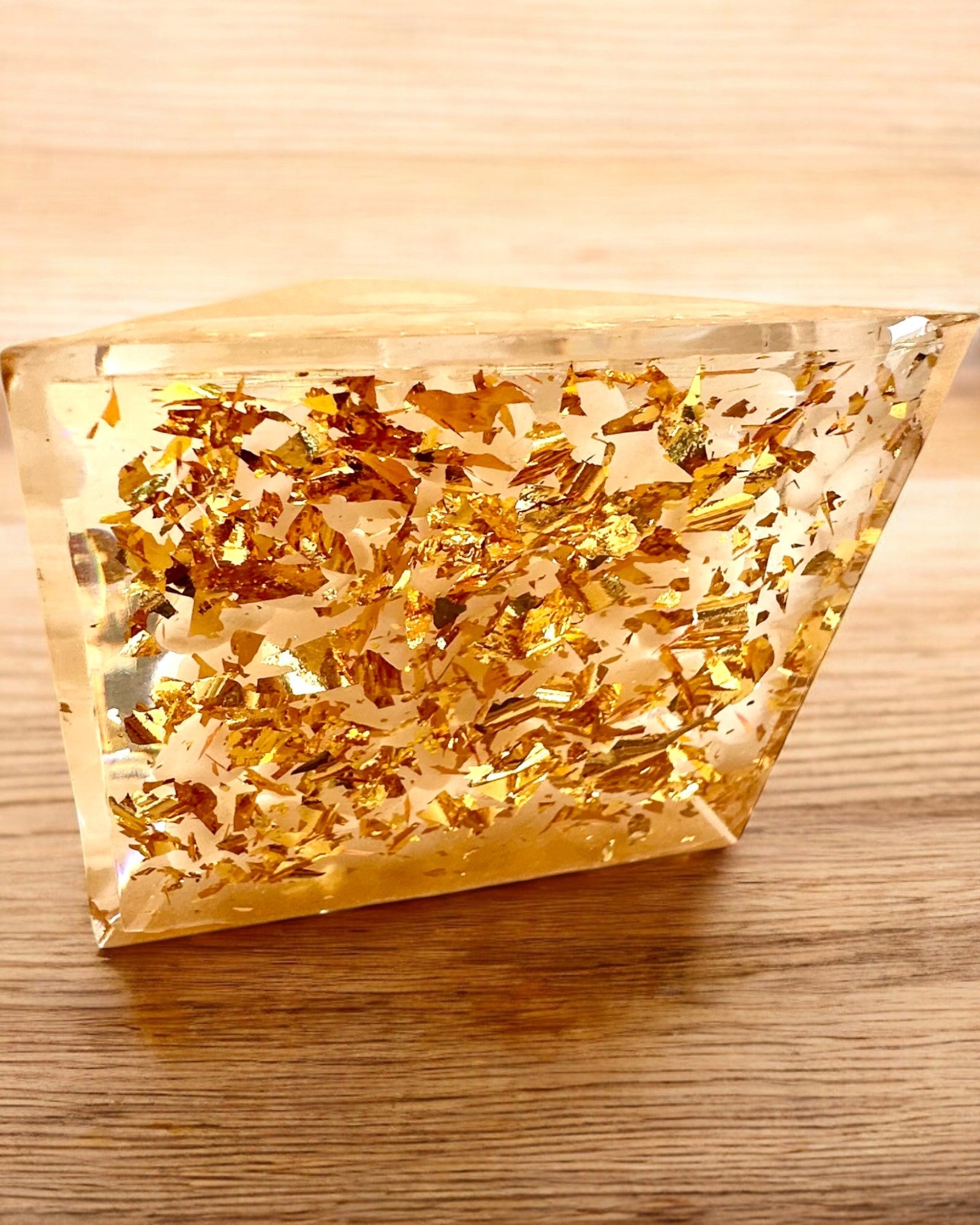 Pirámide Energética de orgonita de Energía con Piedras Blancas - "Golden Harmony", ideal para regalo