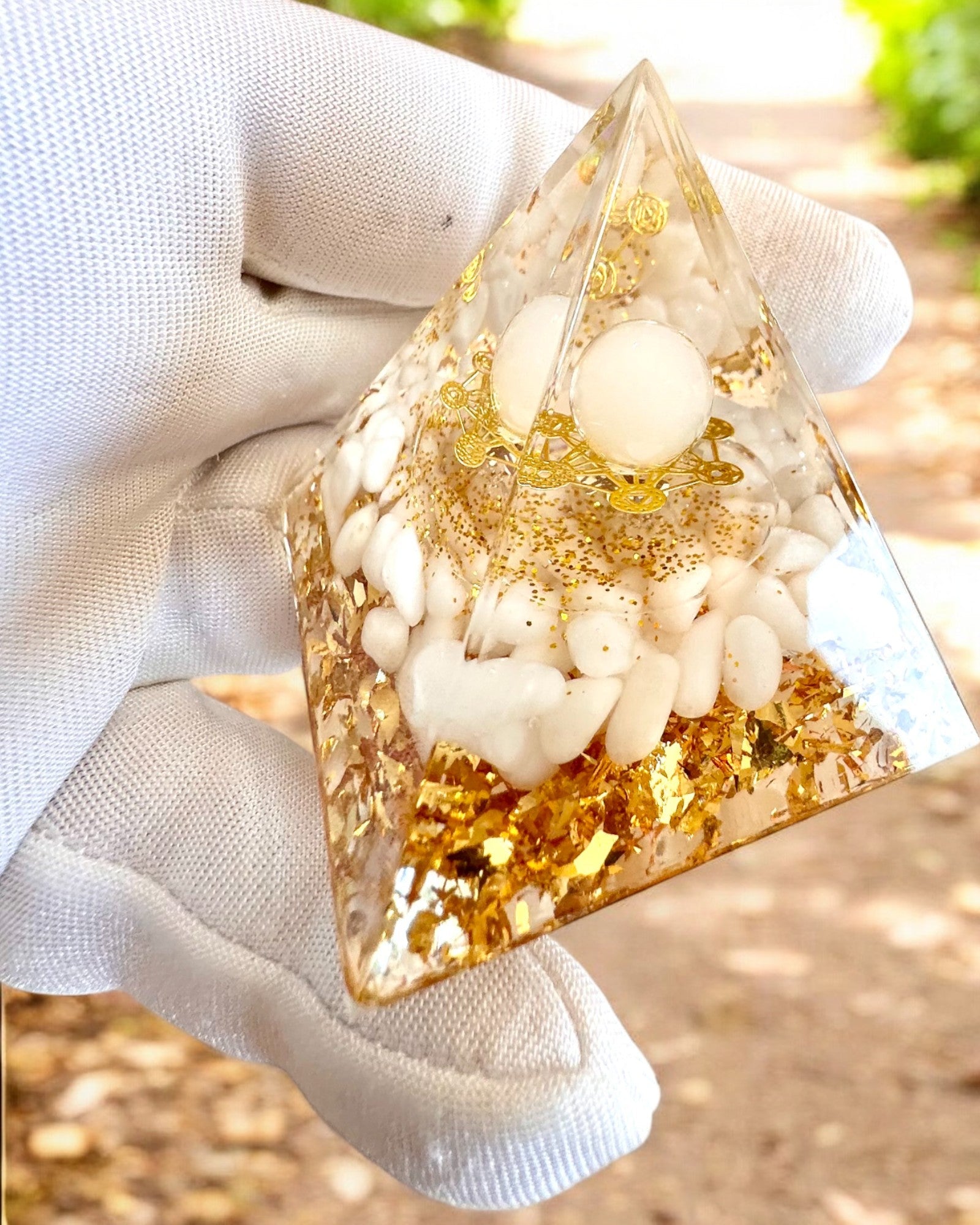 Pirámide Energética de orgonita de Energía con Piedras Blancas - "Golden Harmony", ideal para regalo
