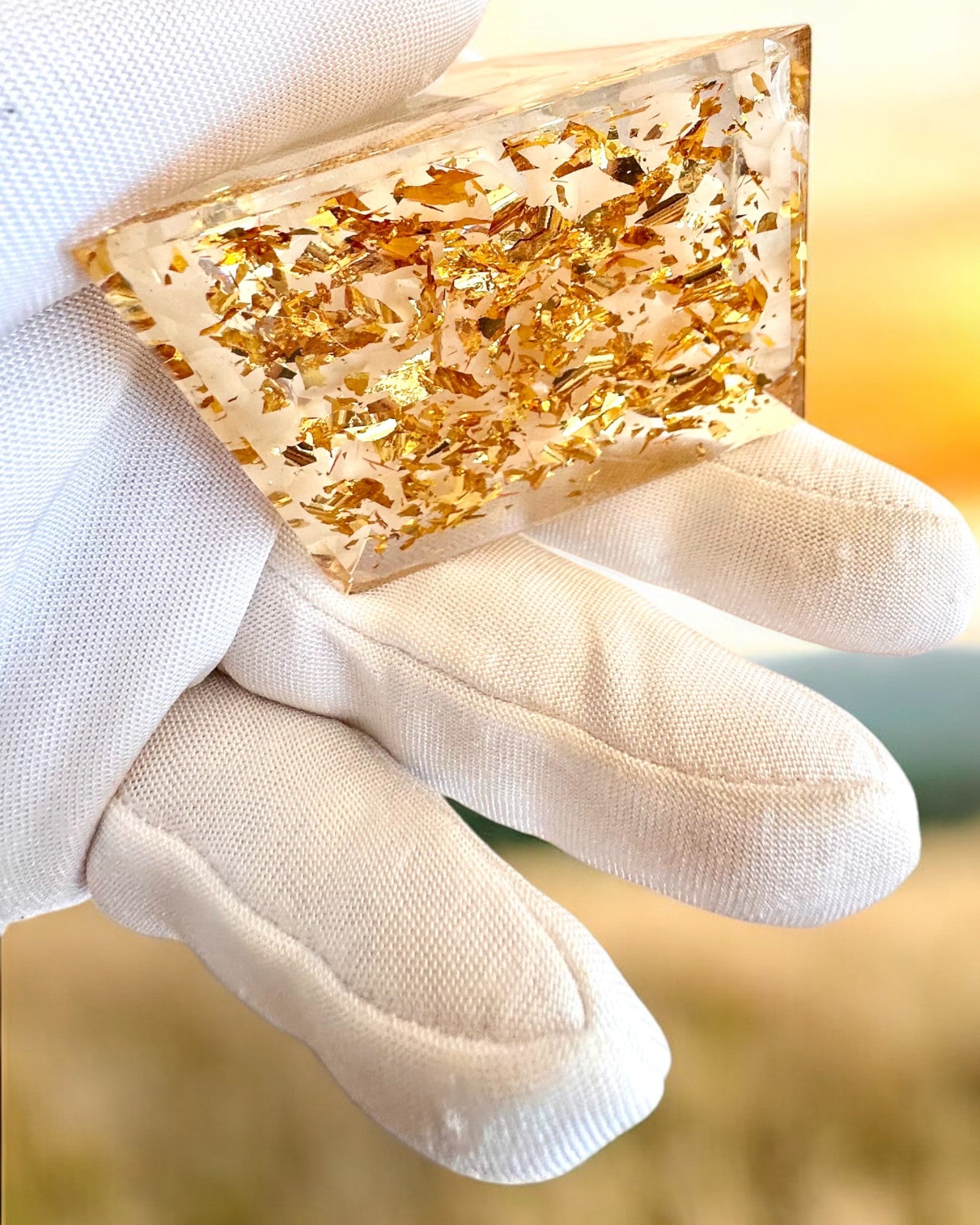 Pirámide Energética de orgonita de Energía con Piedras Blancas - "Golden Harmony", ideal para regalo