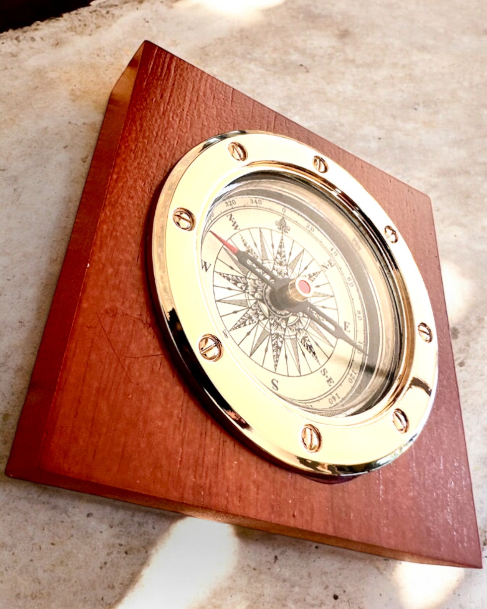 Kompas "Navigator2" - Elegancia Clásica en Latón y Madera, personalización con grabado para regalo