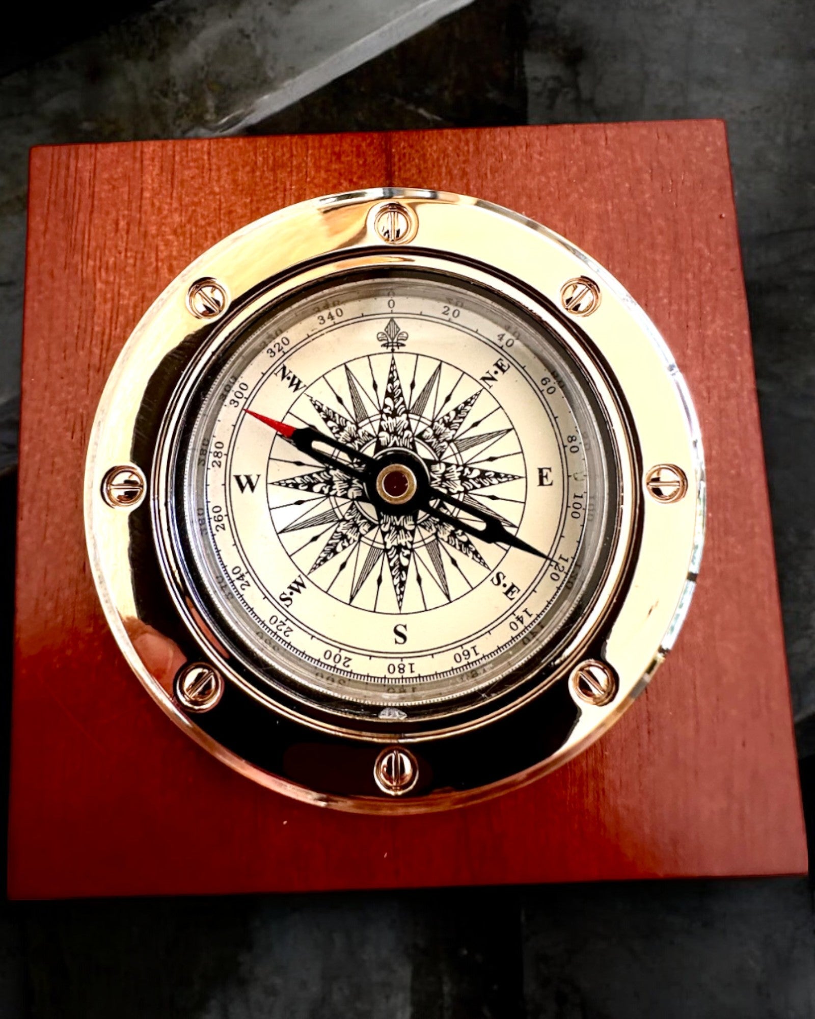 Kompas "Navigator2" - Elegancia Clásica en Latón y Madera, personalización con grabado para regalo