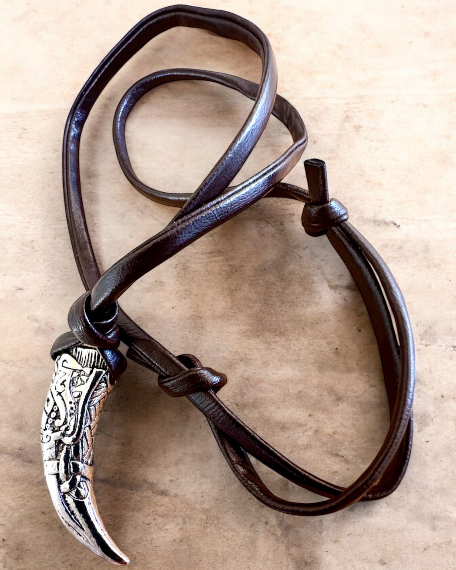 Colmillo de Lobo de acero inoxidable – Amuleto de Coraje, collar con opción de personalización con grabado para regalo