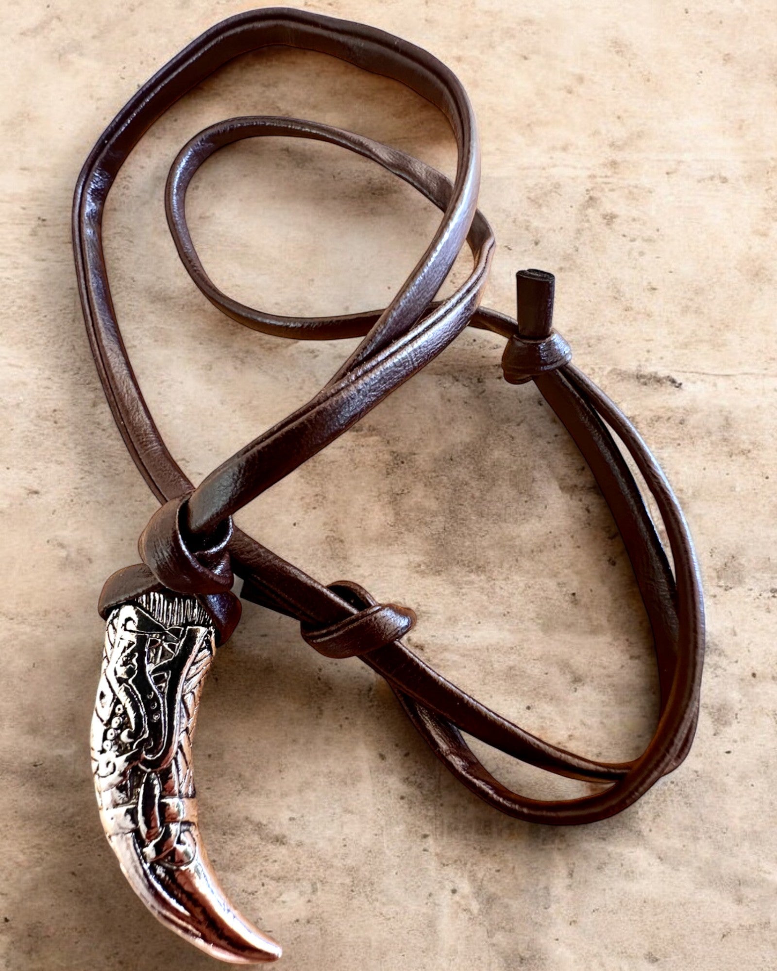 Colmillo de Lobo de acero inoxidable – Amuleto de Coraje, collar con opción de personalización con grabado para regalo