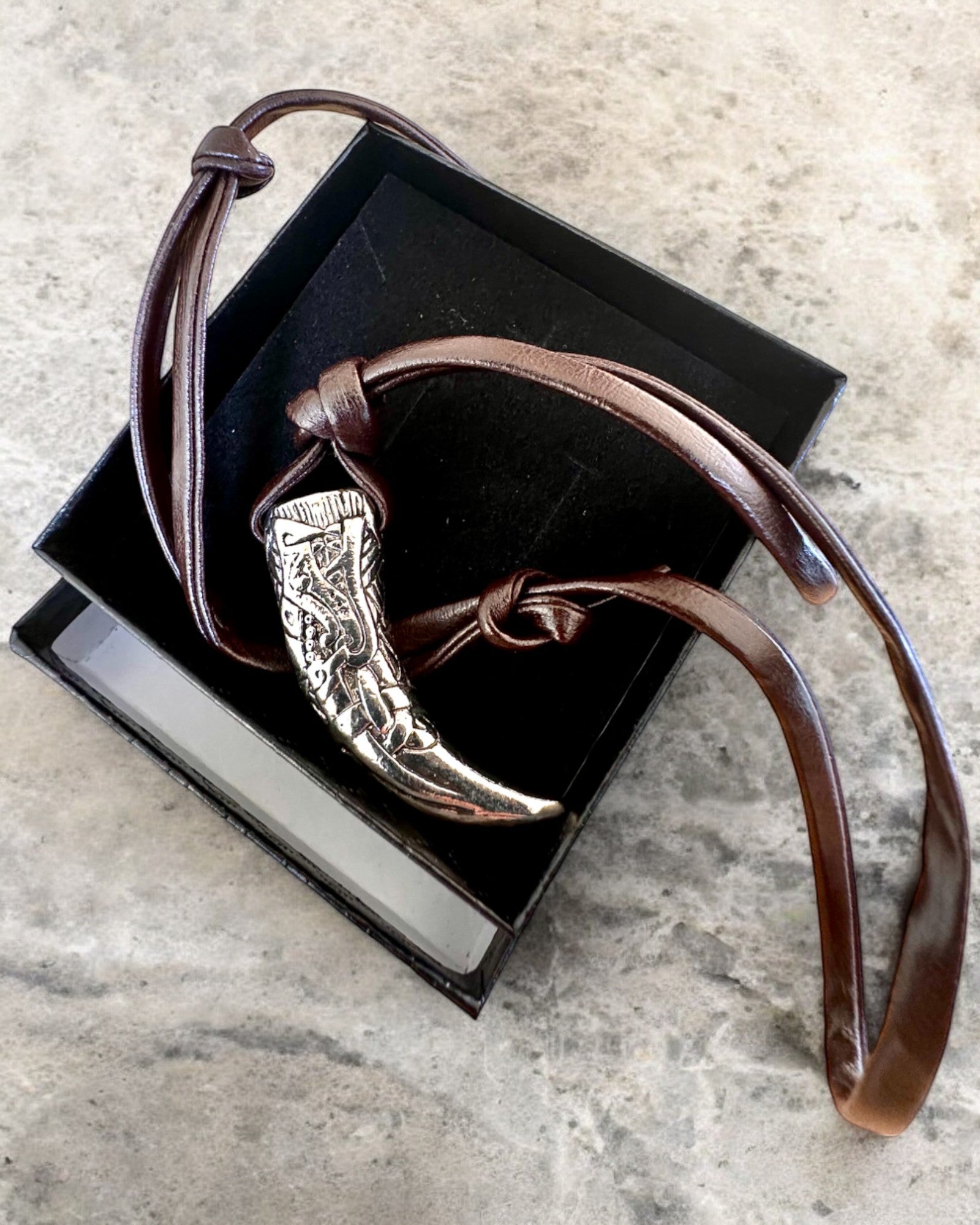 Colmillo de Lobo de acero inoxidable – Amuleto de Coraje, collar con opción de personalización con grabado para regalo