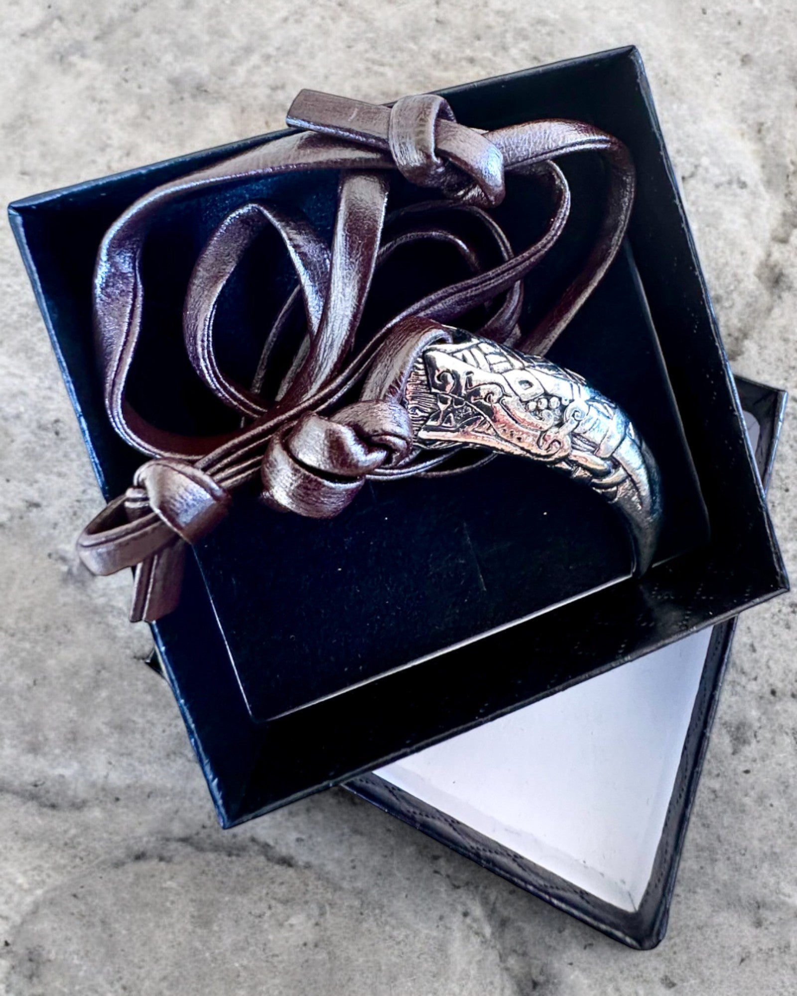 Colmillo de Lobo de acero inoxidable – Amuleto de Coraje, collar con opción de personalización con grabado para regalo