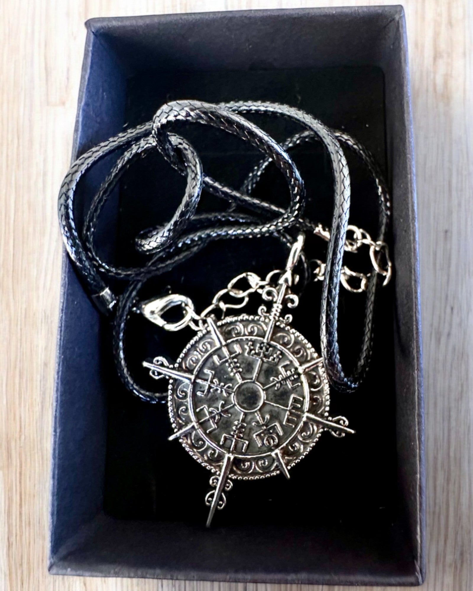 Amuleto Guerrero del Norte - Brújula Vikinga, posibilidad de personalización con grabado para regalo, 2 variantes a elegir
