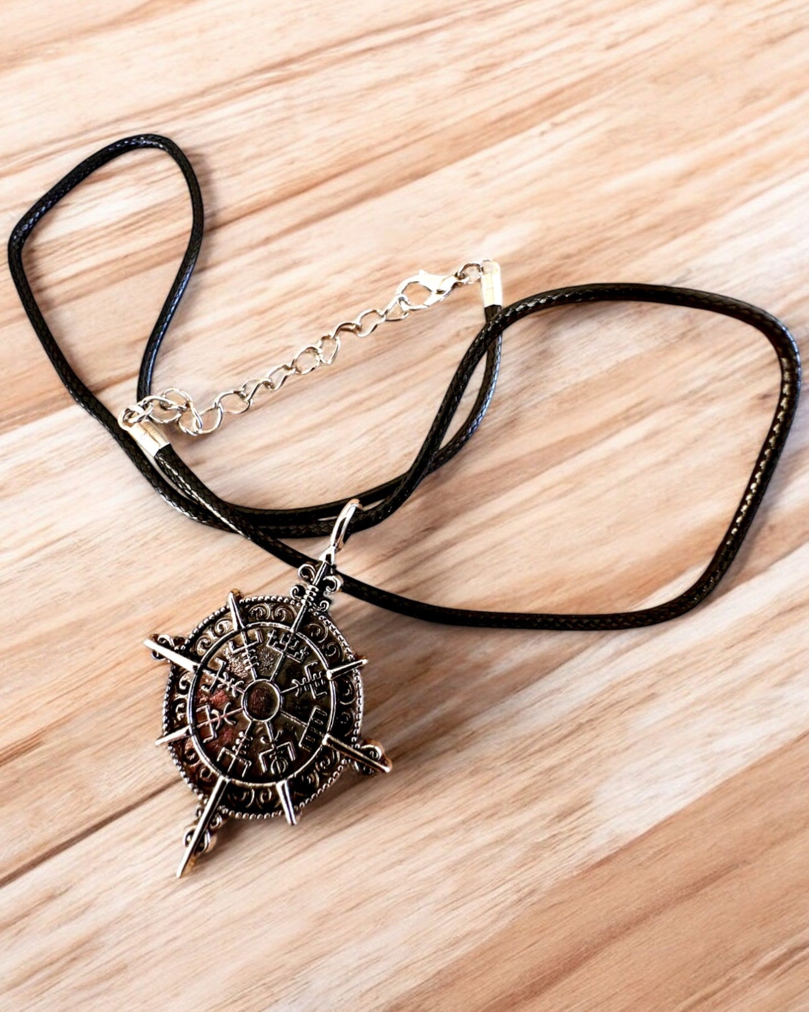 Amuleto Guerrero del Norte - Brújula Vikinga, posibilidad de personalización con grabado para regalo, 2 variantes a elegir