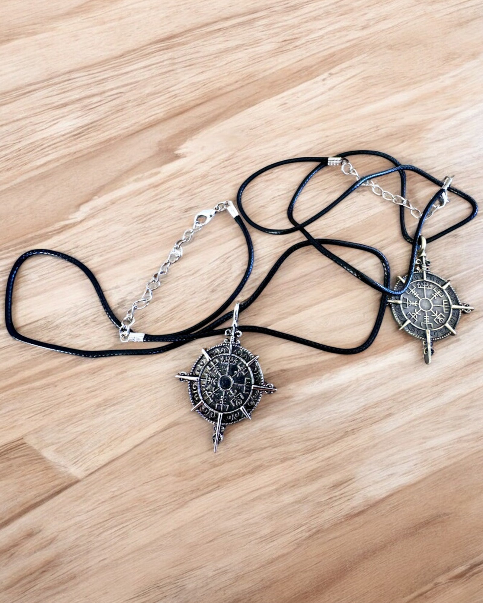 Amuleto Guerrero del Norte - Brújula Vikinga, posibilidad de personalización con grabado para regalo, 2 variantes a elegir