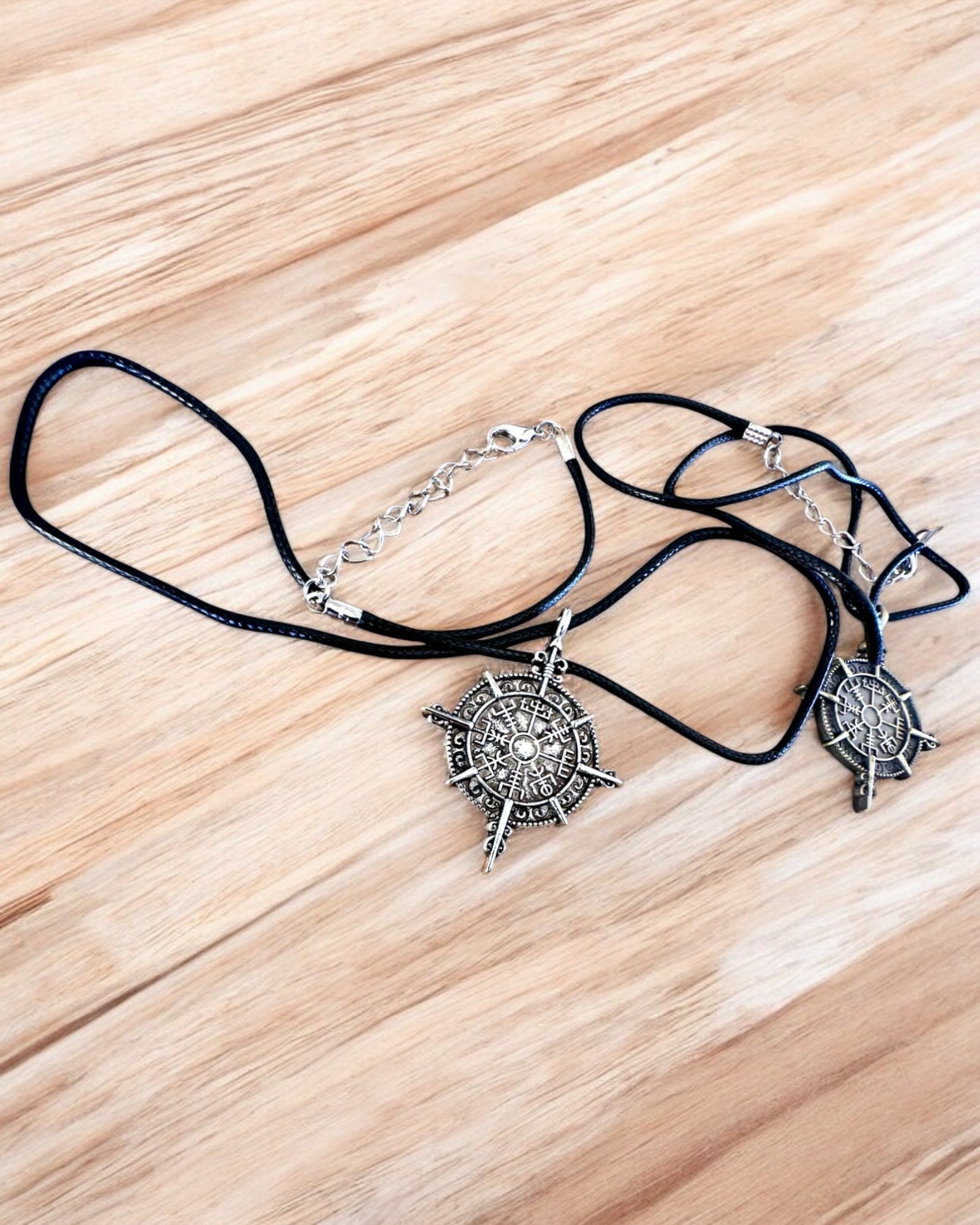 Amuleto Guerrero del Norte - Brújula Vikinga, posibilidad de personalización con grabado para regalo, 2 variantes a elegir