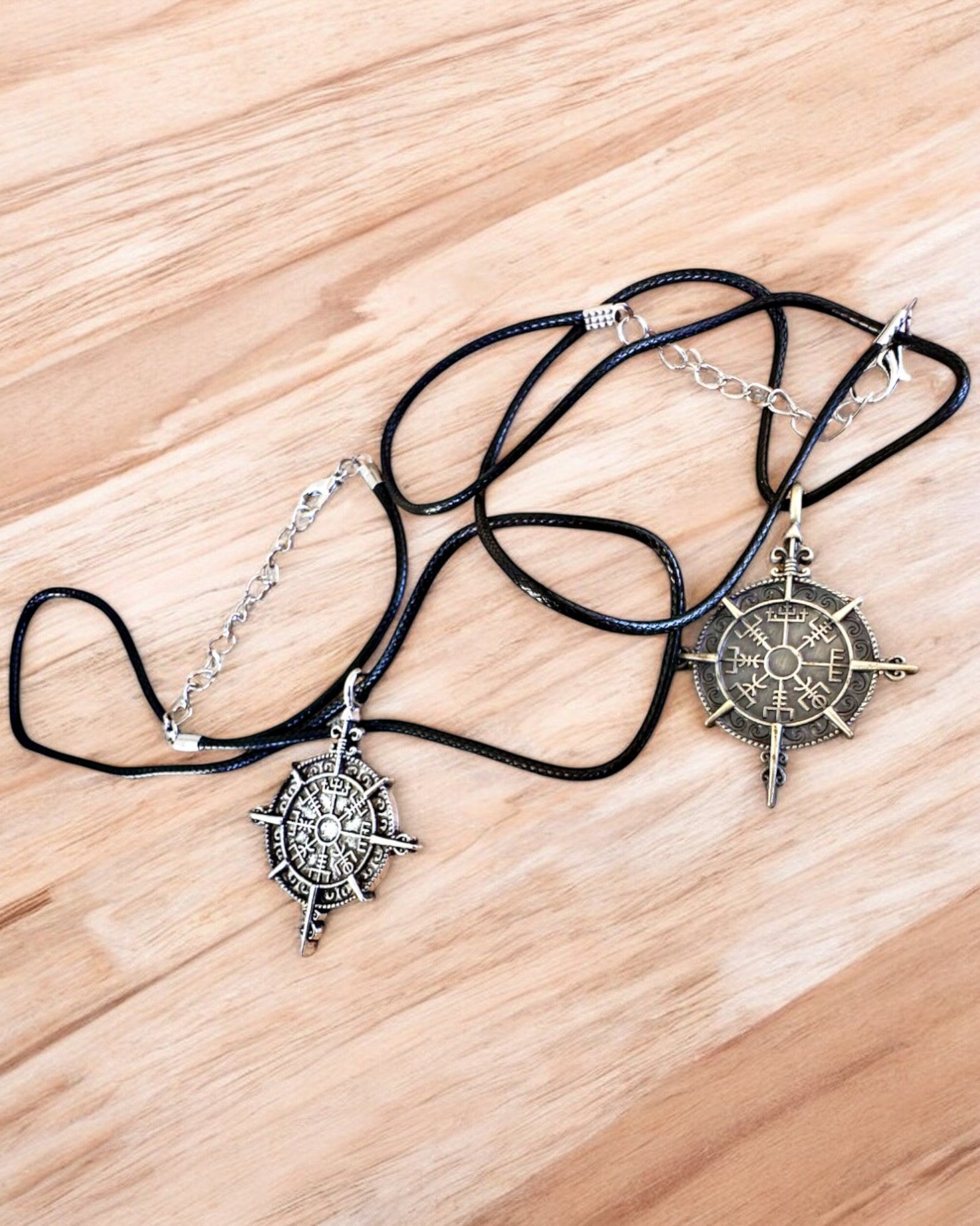 Amuleto Guerrero del Norte - Brújula Vikinga, posibilidad de personalización con grabado para regalo, 2 variantes a elegir