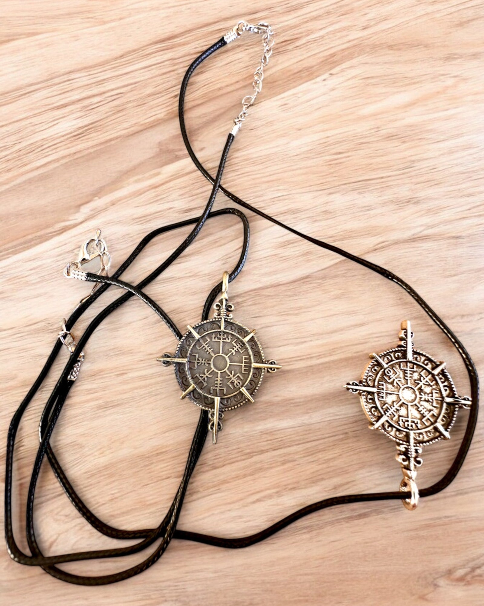 Amuleto Guerrero del Norte - Brújula Vikinga, posibilidad de personalización con grabado para regalo, 2 variantes a elegir