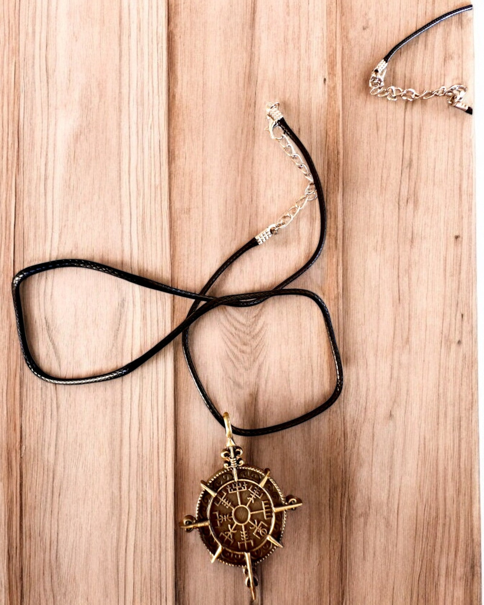 Amuleto Guerrero del Norte - Brújula Vikinga, posibilidad de personalización con grabado para regalo, 2 variantes a elegir