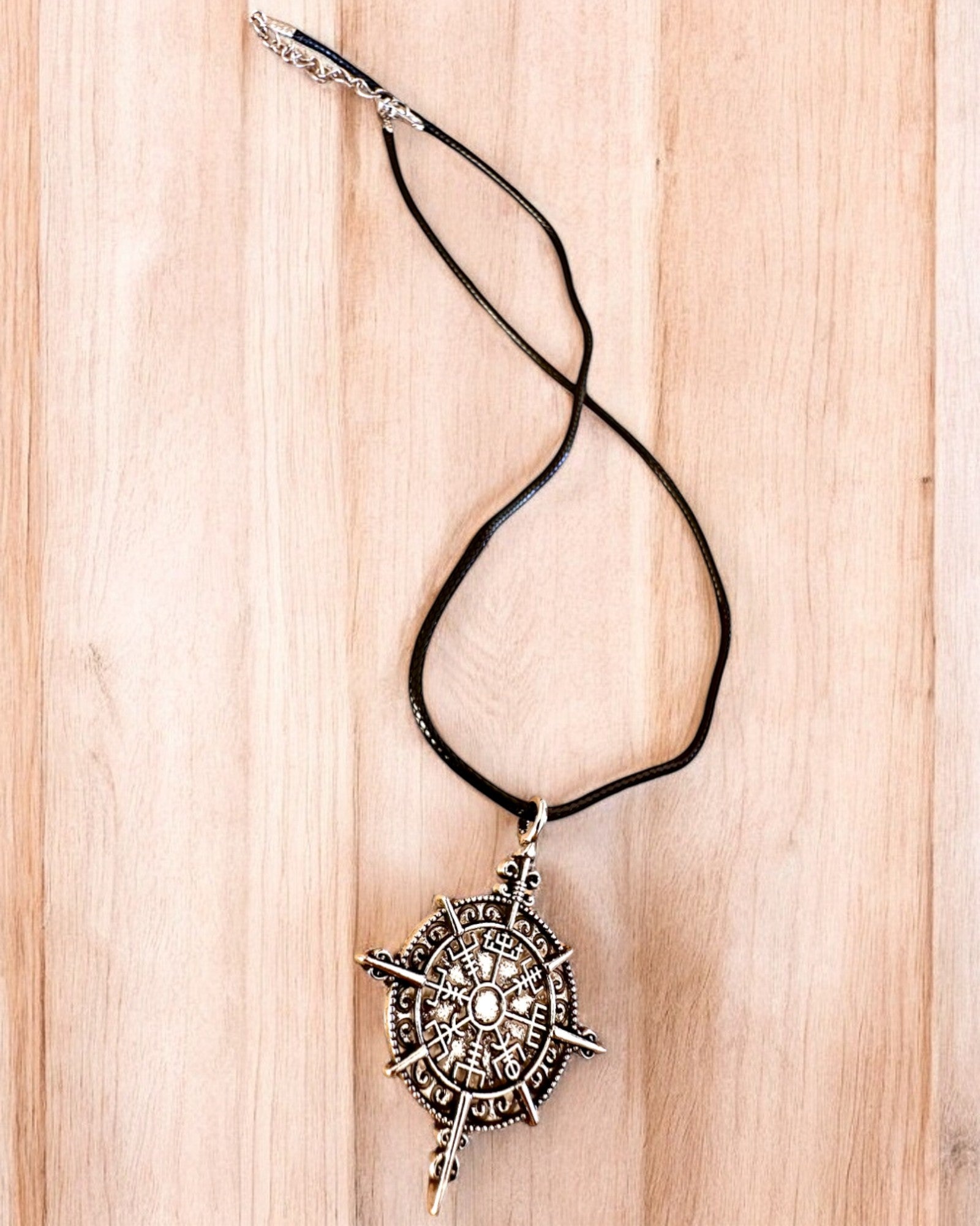 Amuleto Guerrero del Norte - Brújula Vikinga, posibilidad de personalización con grabado para regalo, 2 variantes a elegir