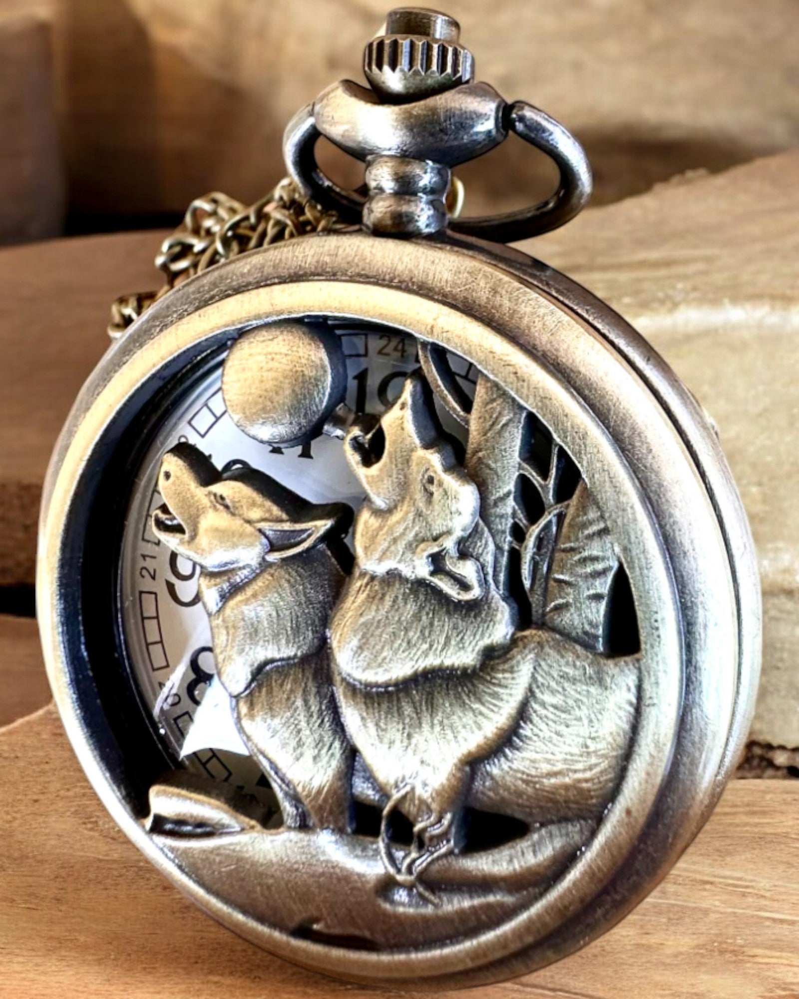 "Luna Wolf" – Reloj de Bolsillo Estilizado con Lobos, posibilidad de personalización con grabado para regalo