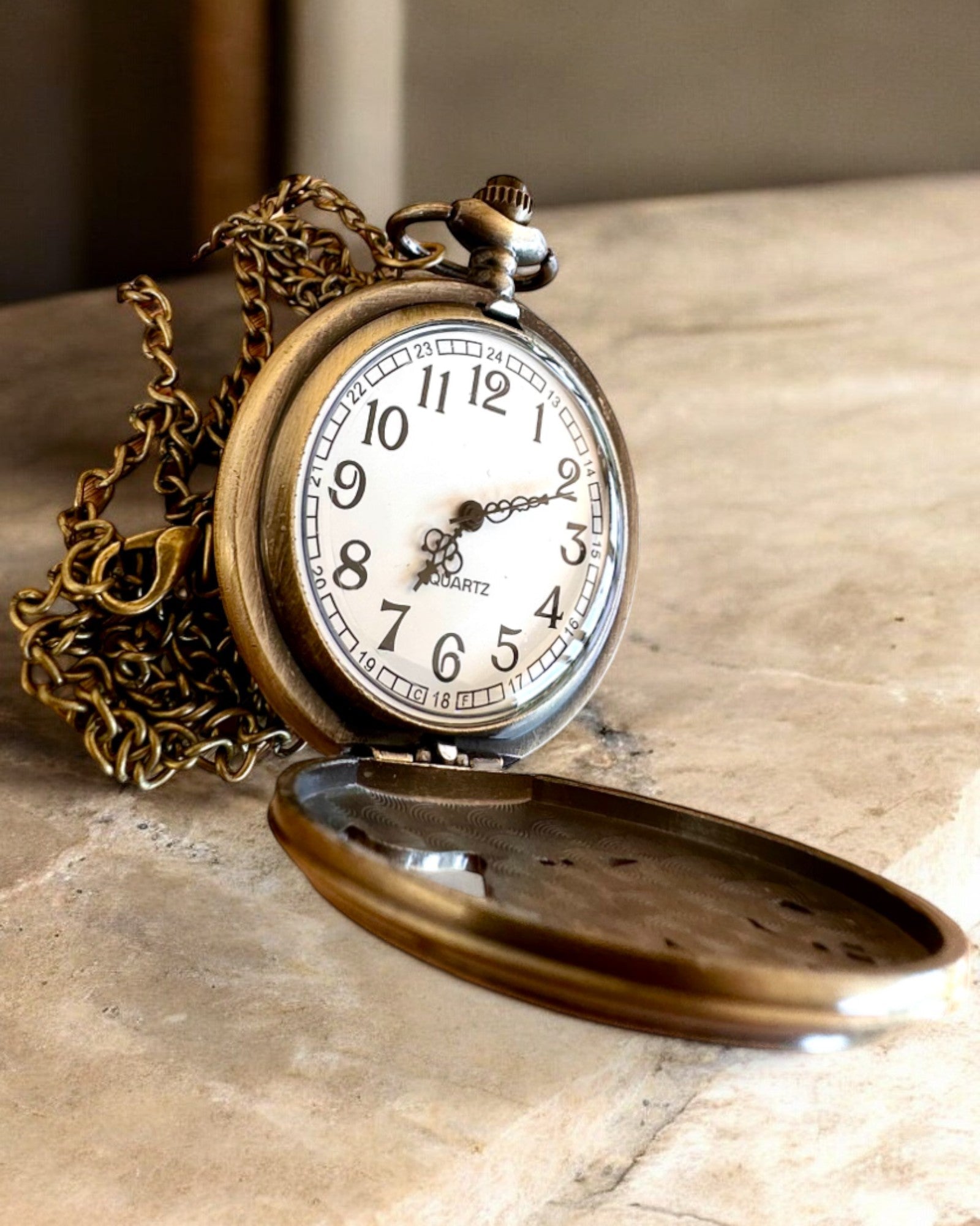 "Luna Wolf" – Reloj de Bolsillo Estilizado con Lobos, posibilidad de personalización con grabado para regalo