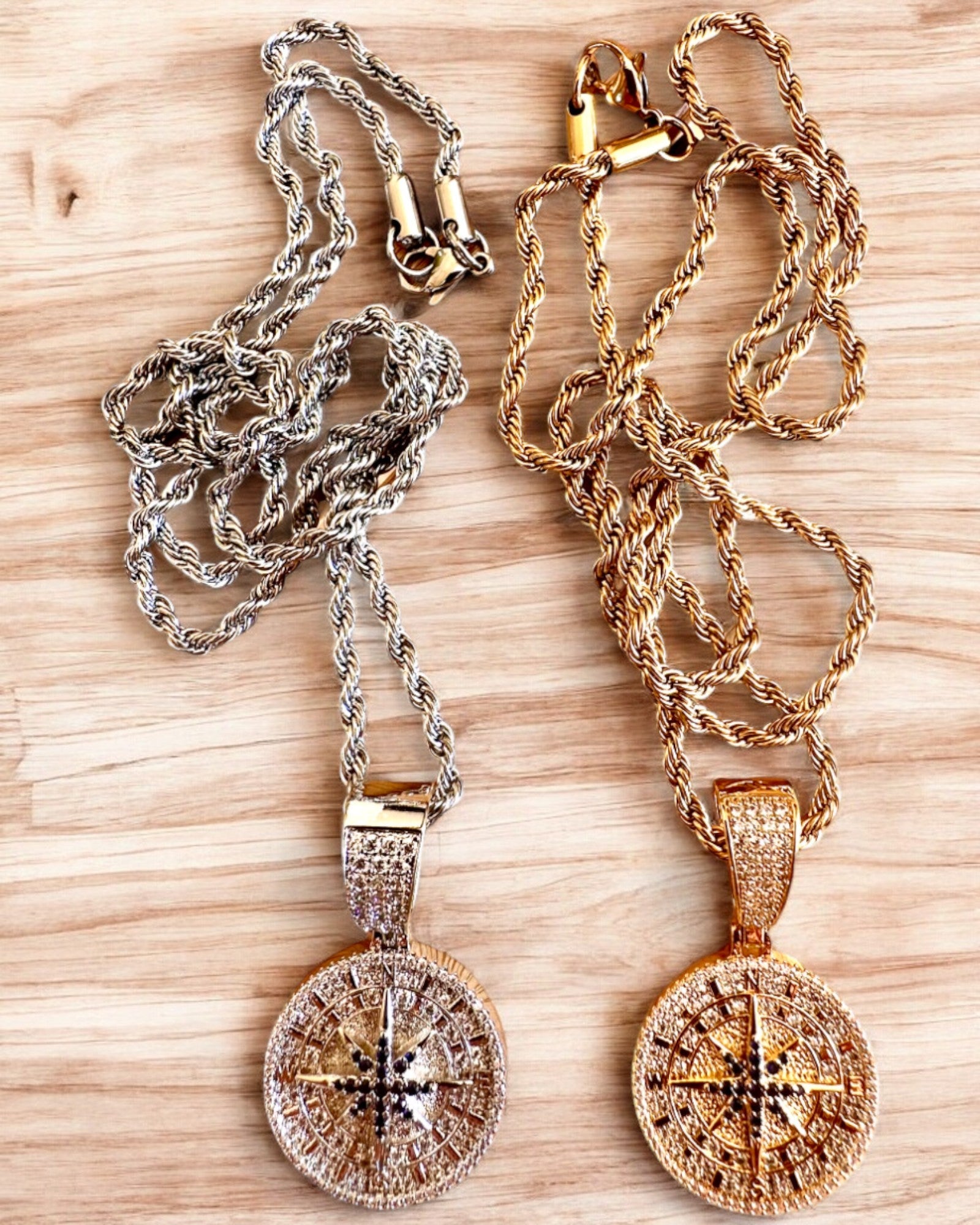 Collar con Colgante de Brújula en Estilo Glamour con Circonitas para Mujeres y Hombres - 2 variantes a elegir, personalización con grabado para regalo