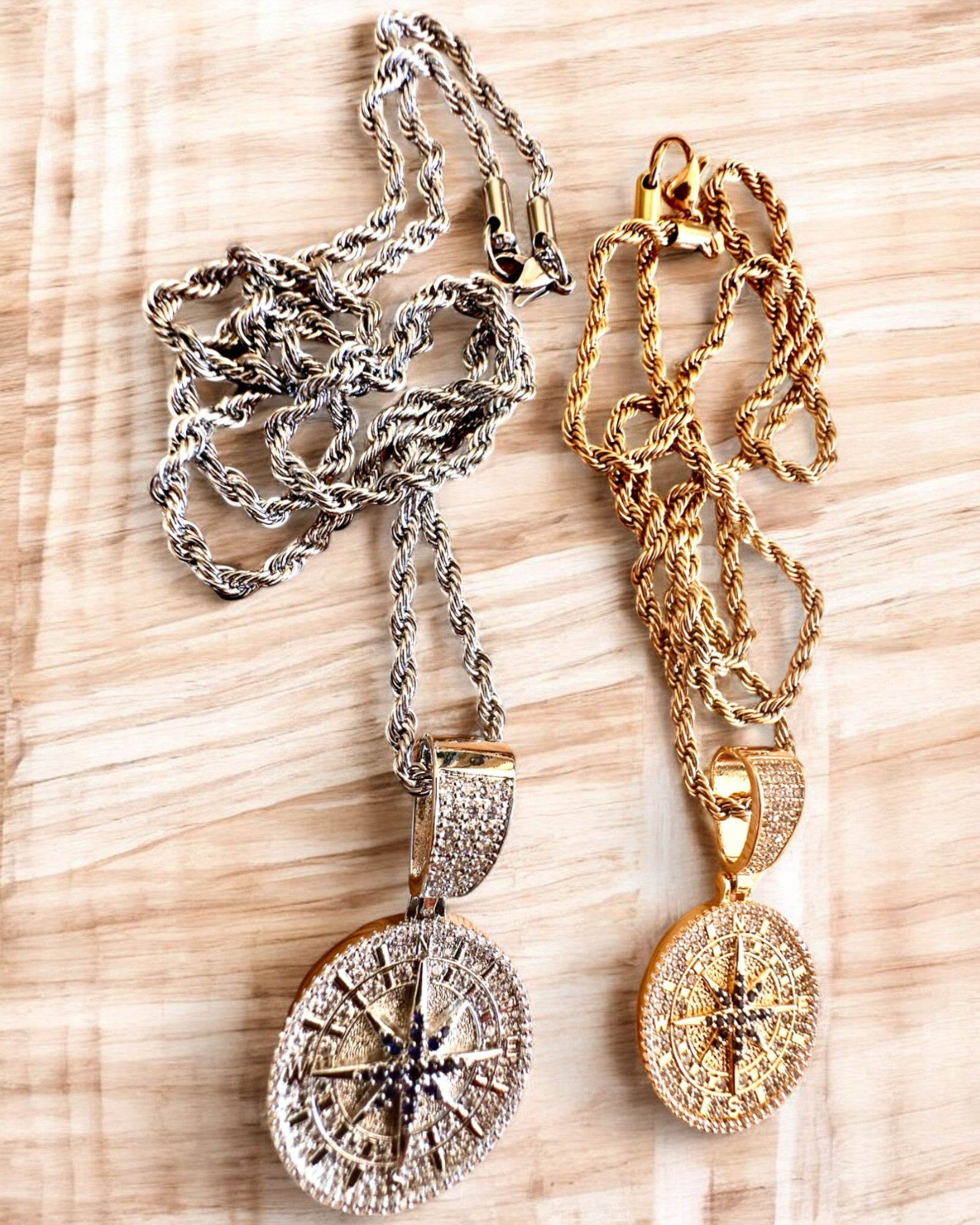 Collar con Colgante de Brújula en Estilo Glamour con Circonitas para Mujeres y Hombres - 2 variantes a elegir, personalización con grabado para regalo