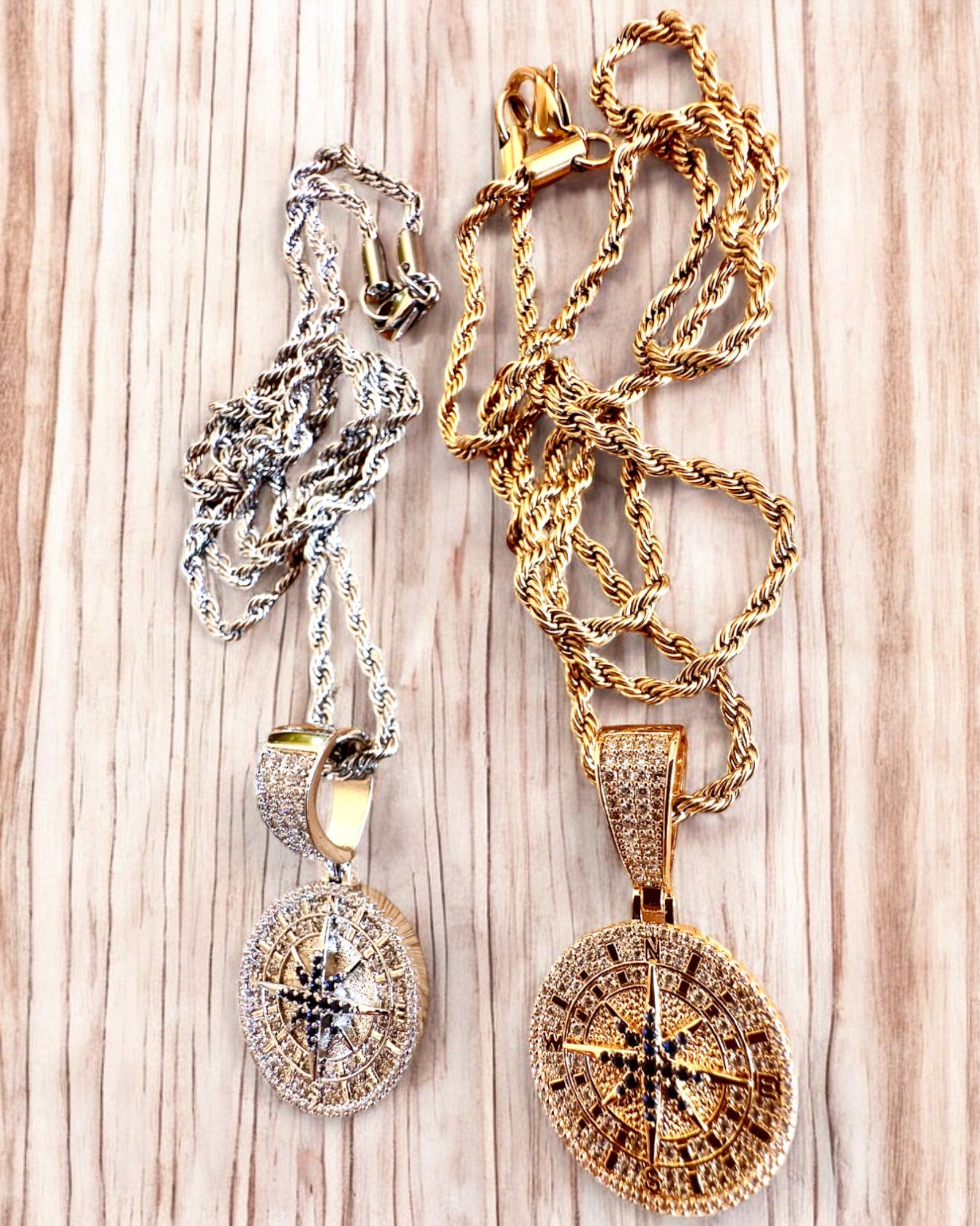 Collar con Colgante de Brújula en Estilo Glamour con Circonitas para Mujeres y Hombres - 2 variantes a elegir, personalización con grabado para regalo