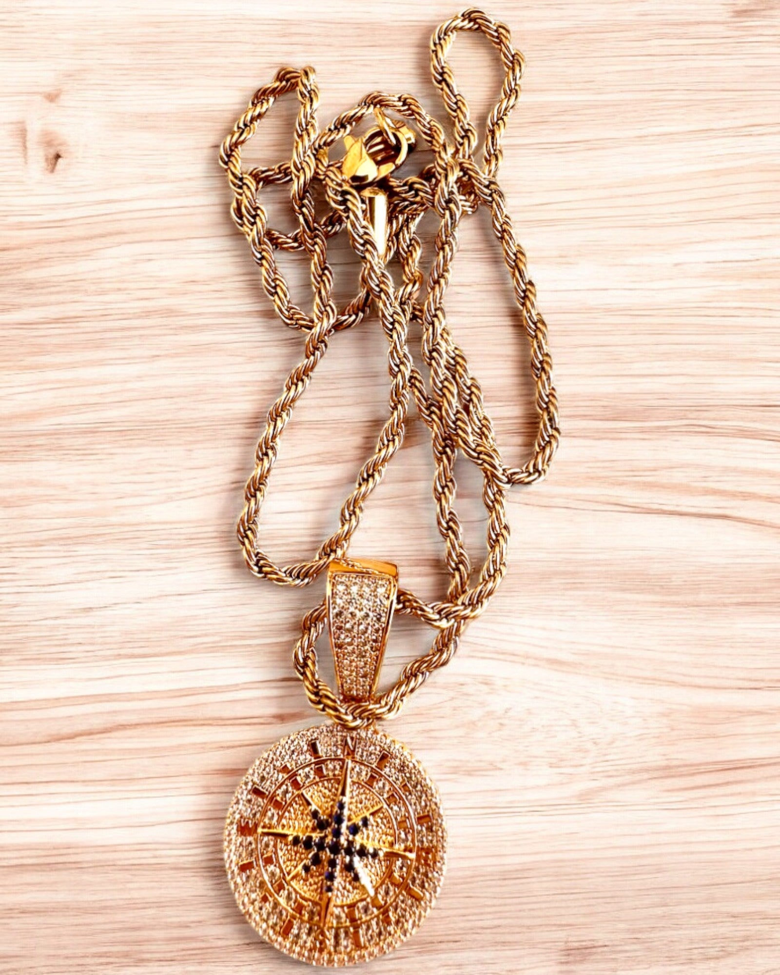 Collar con Colgante de Brújula en Estilo Glamour con Circonitas para Mujeres y Hombres - 2 variantes a elegir, personalización con grabado para regalo