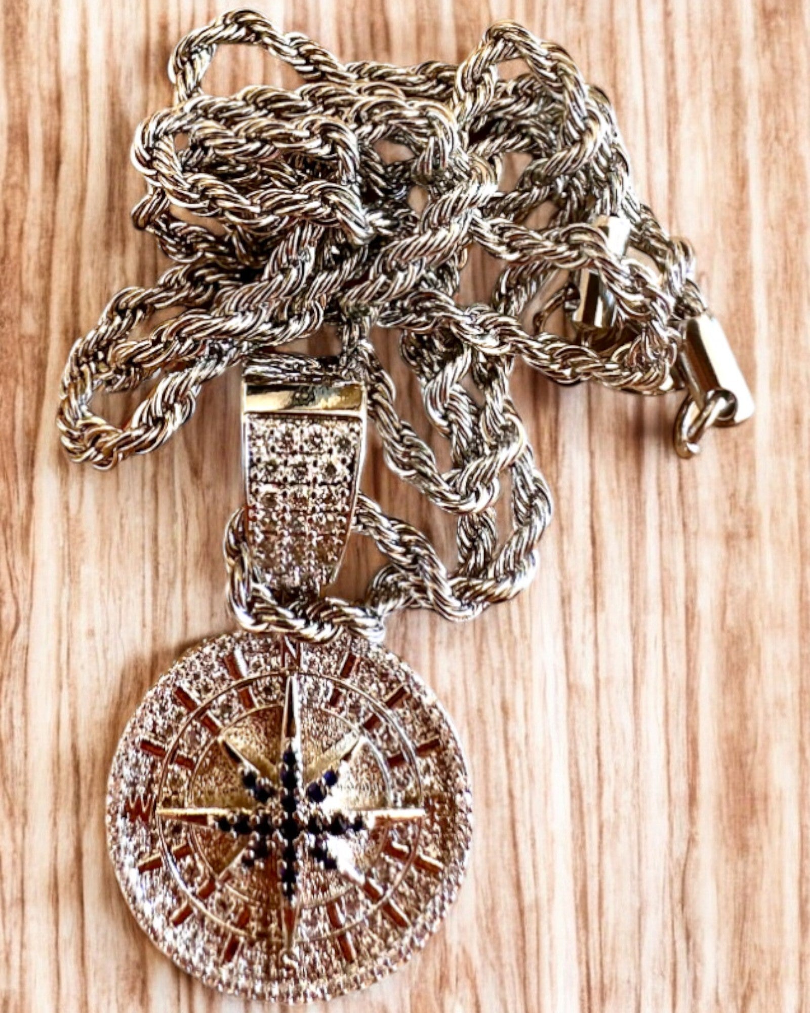 Collar con Colgante de Brújula en Estilo Glamour con Circonitas para Mujeres y Hombres - 2 variantes a elegir, personalización con grabado para regalo