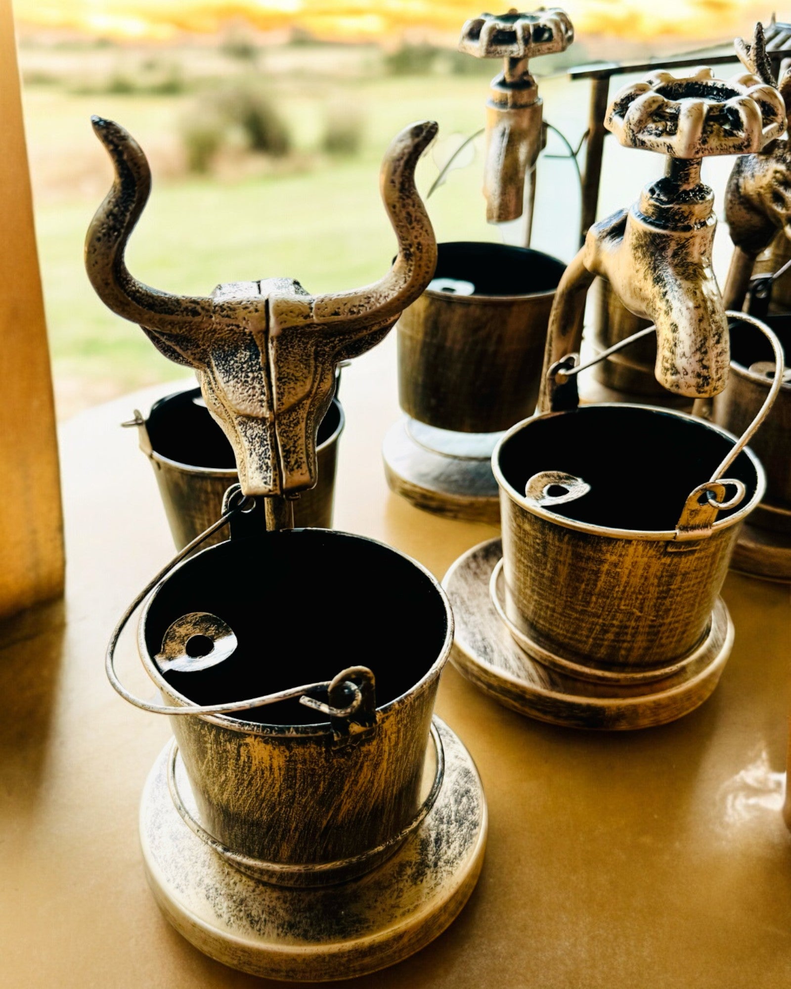 Cenicero Metálico Estilizado "Rustic Charm" de 19-23 cm de altura, 8 variantes a elegir, grabado a pedido