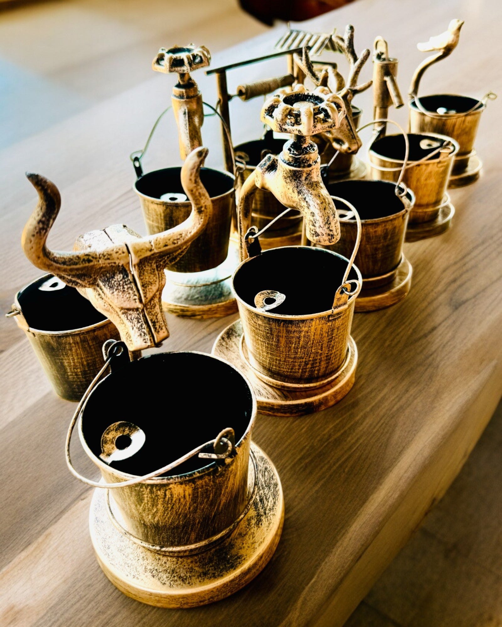 Cenicero Metálico Estilizado "Rustic Charm" de 19-23 cm de altura, 8 variantes a elegir, grabado a pedido