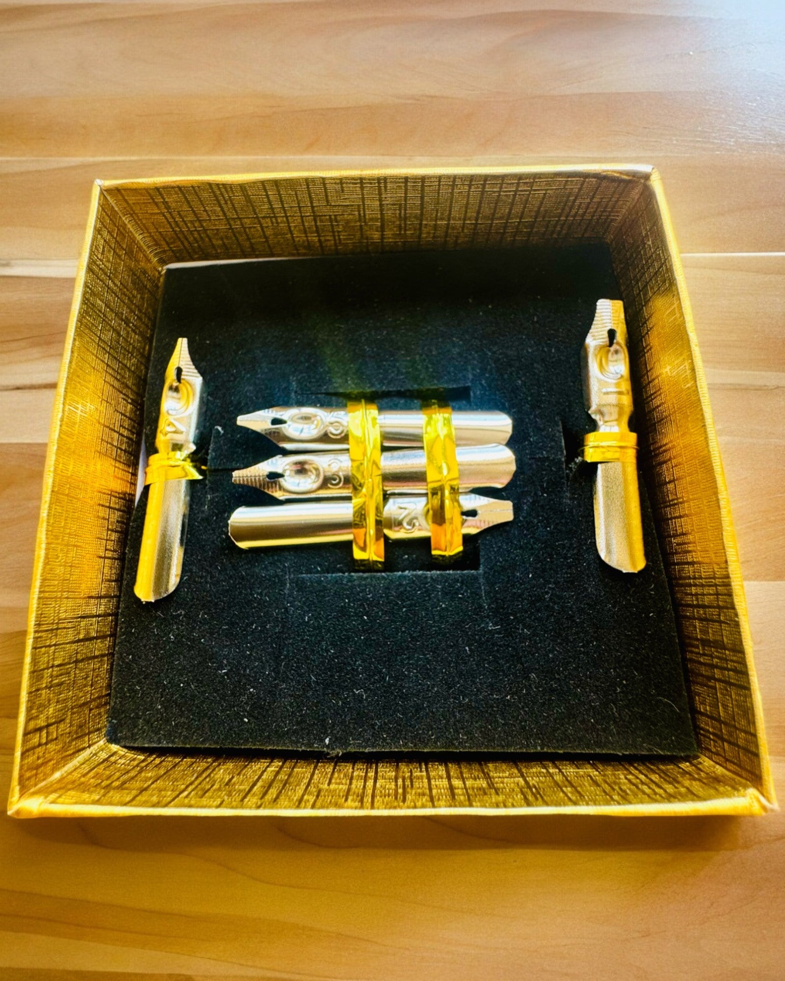 Set de Regalo - Pluma de Ganso Bordo-Violeta "Elegancia Steampunk" con Opción de Grabado, para regalo