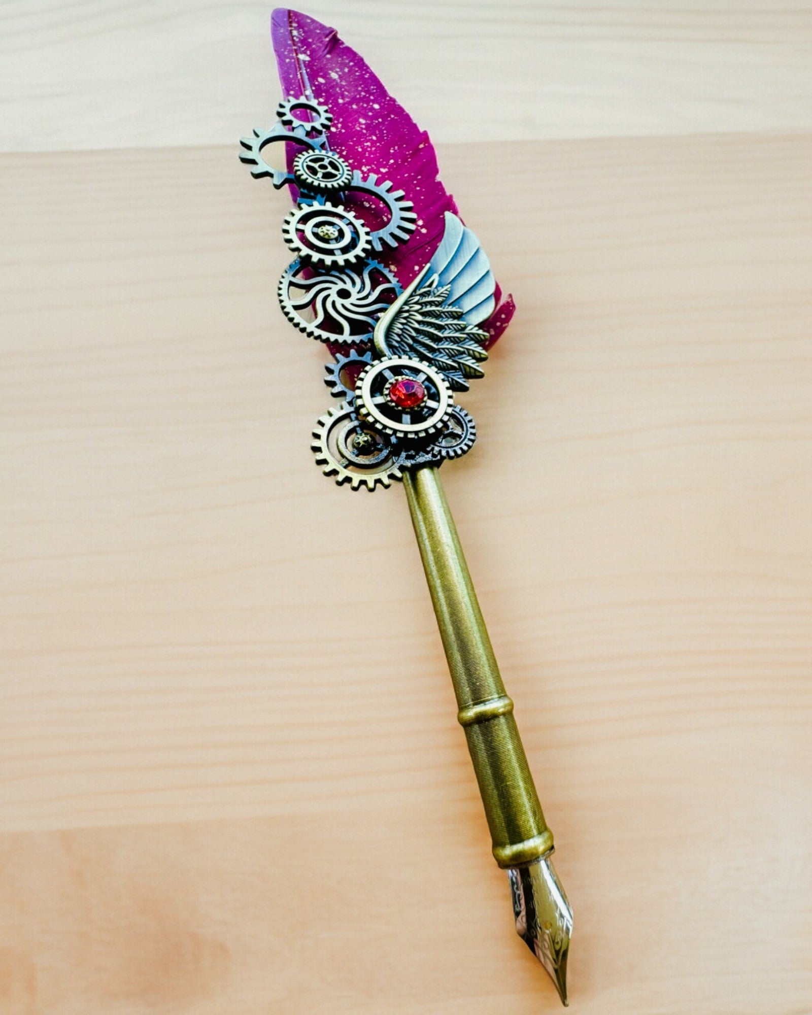 Set de Regalo - Pluma de Ganso Bordo-Violeta "Elegancia Steampunk" con Opción de Grabado, para regalo