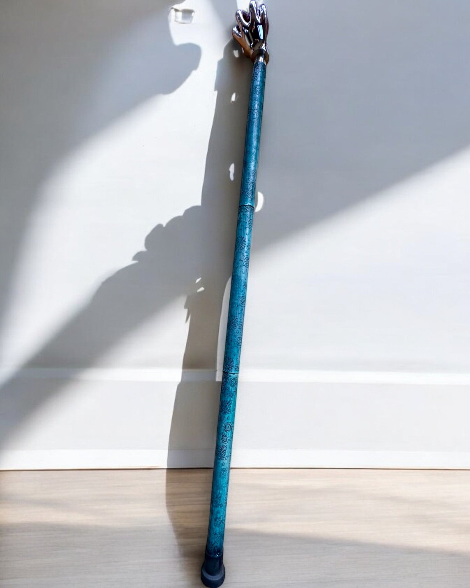 Bastón para caminar "Królewska Dłoń" – hecho a mano con cuero natural, posibilidad de personalización con grabado