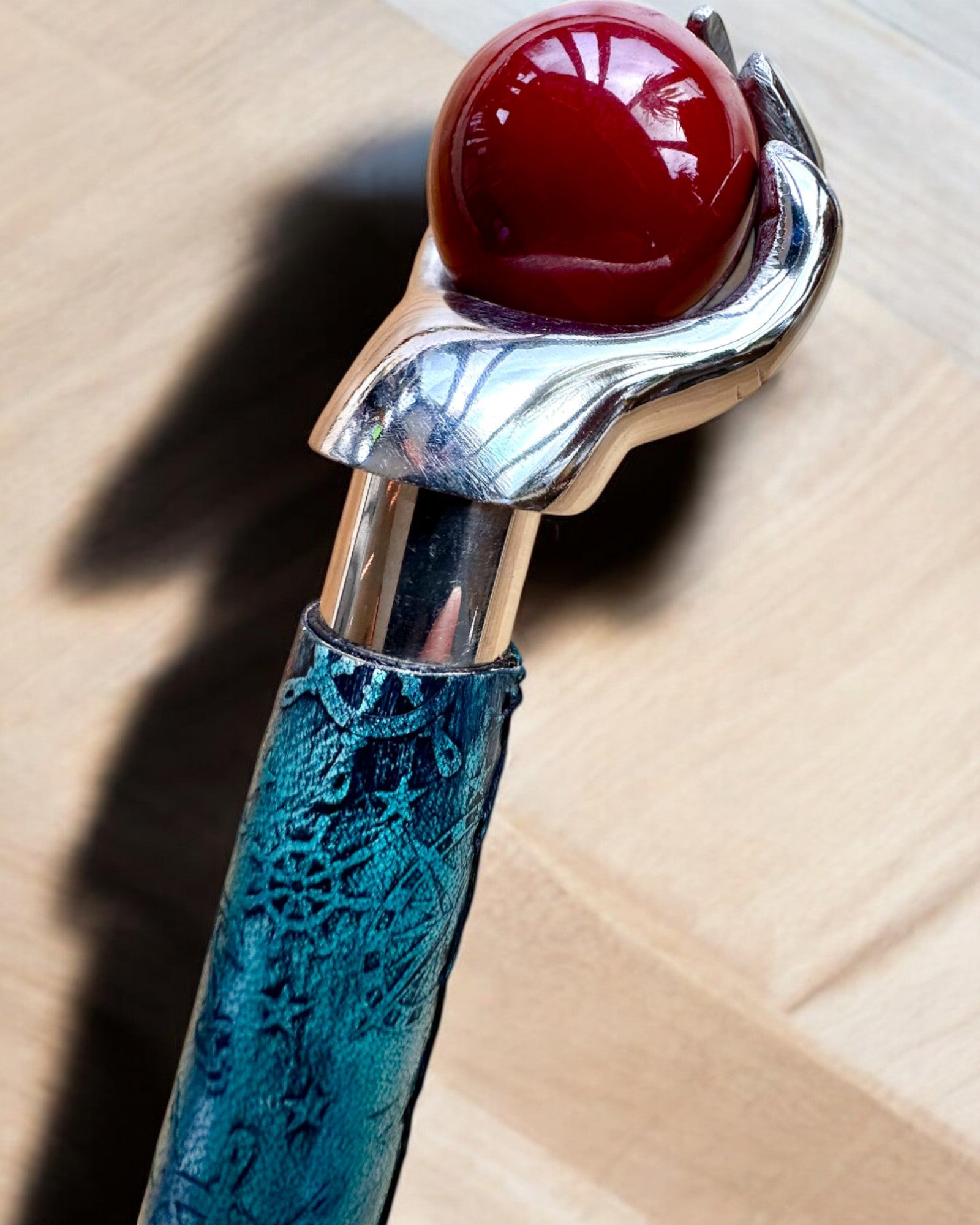 Bastón para caminar "Królewska Dłoń" – hecho a mano con cuero natural, posibilidad de personalización con grabado