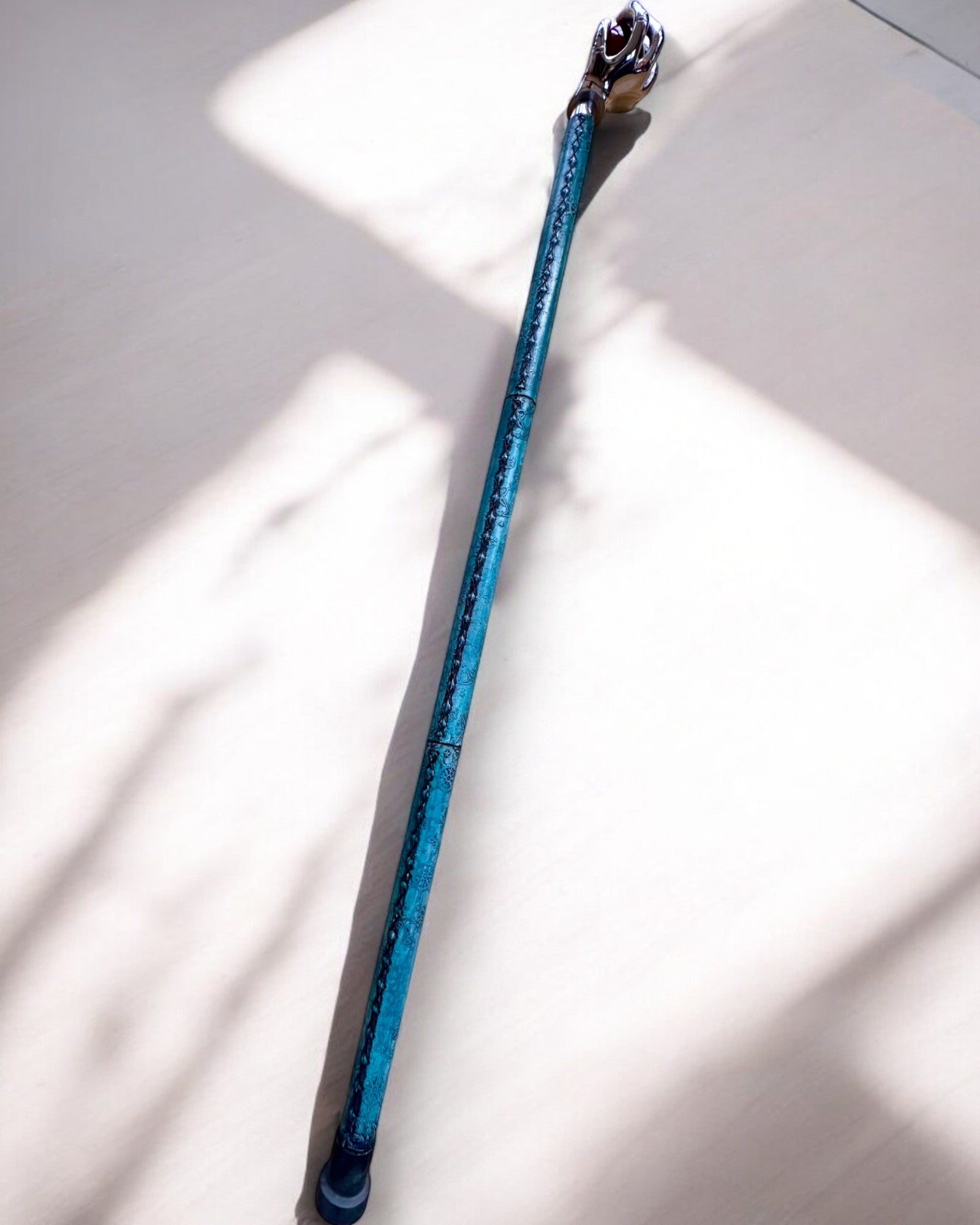 Bastón para caminar "Królewska Dłoń" – hecho a mano con cuero natural, posibilidad de personalización con grabado