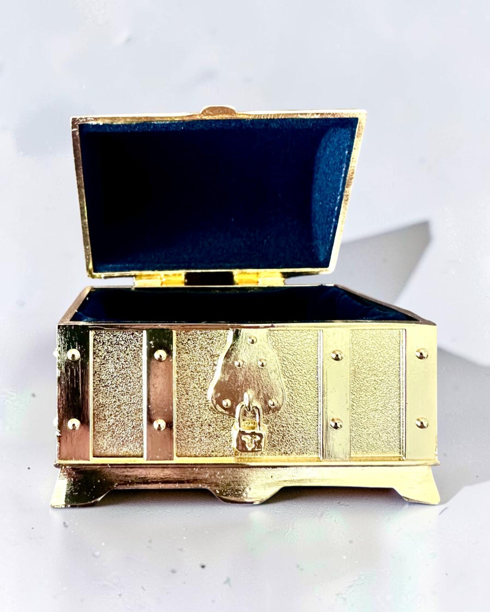 Cofre del tesoro metálico retro con grabado - Caja plateada de 7x5x5 cm