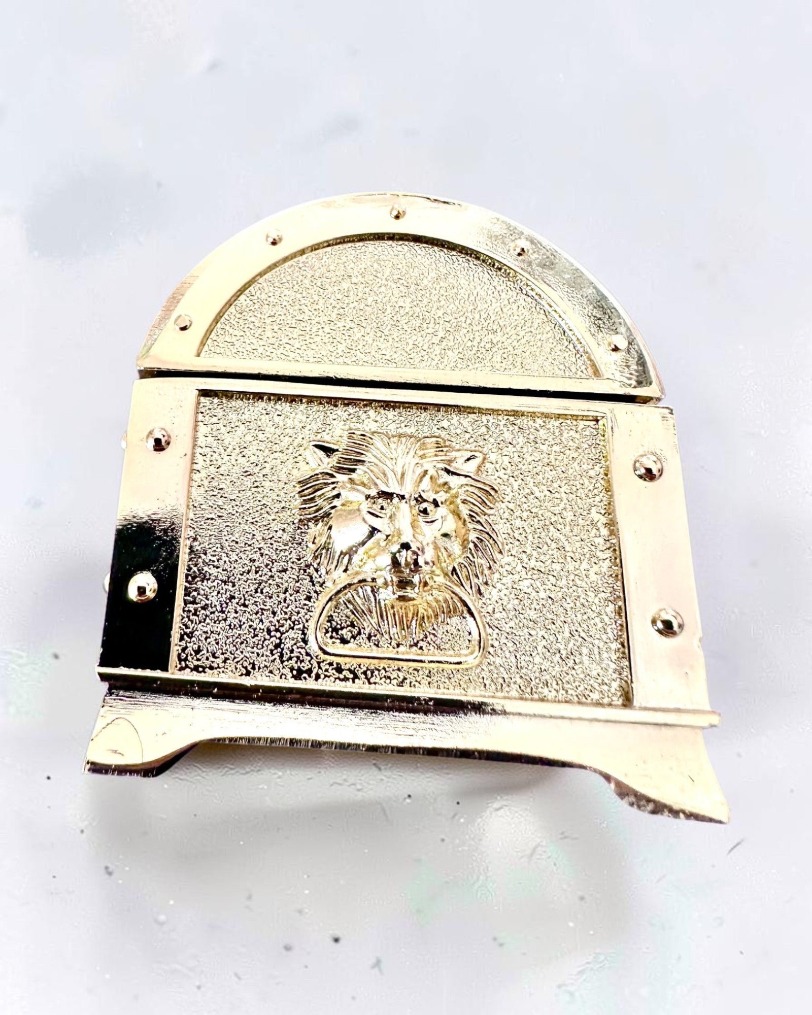 Cofre del tesoro metálico retro con grabado - Caja plateada de 7x5x5 cm