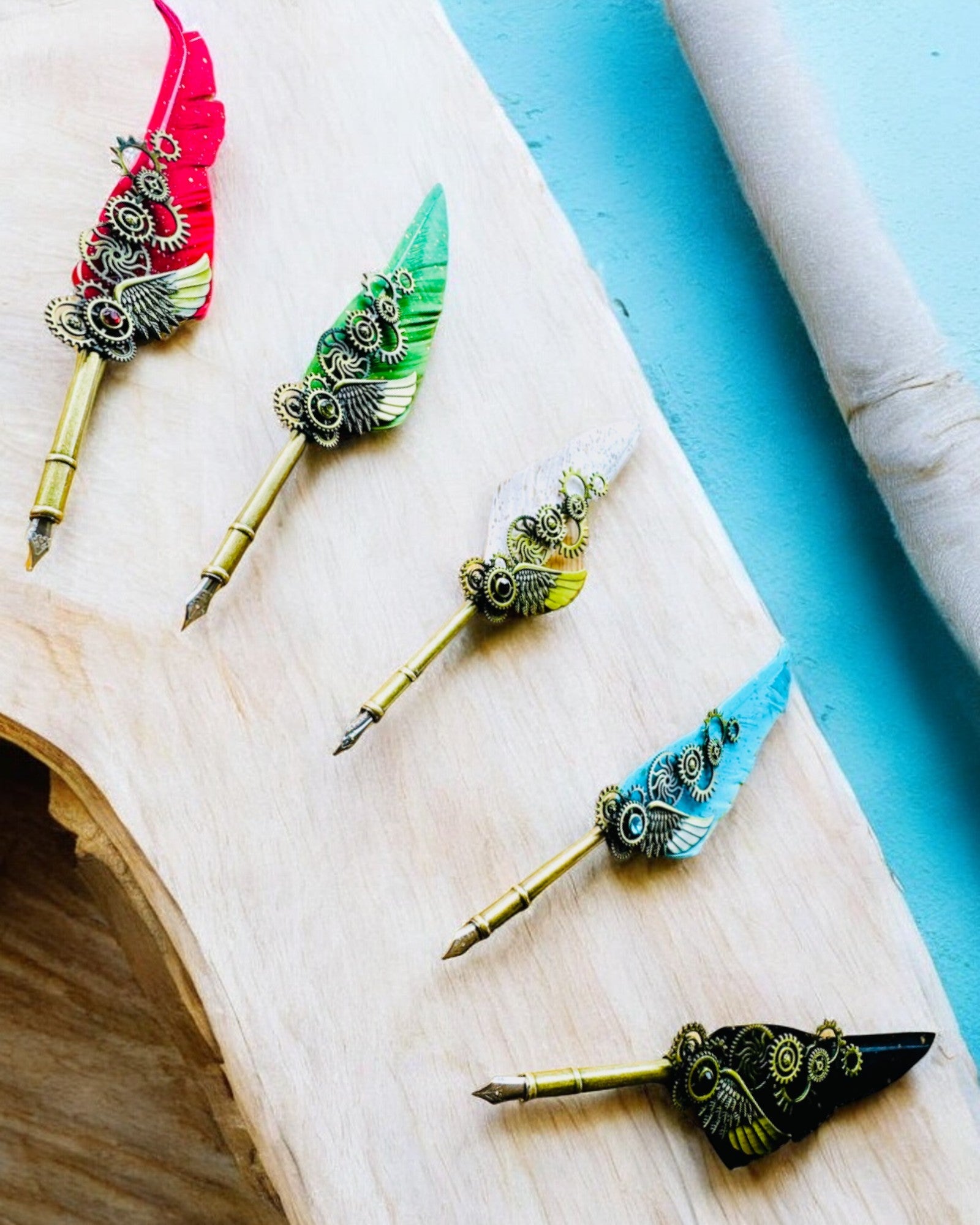 Pluma Caligráfica "Elegancia Steampunk" con Pluma de Pavo - Hecho a Mano 5 variantes a elegir, personalización con grabado para regalo