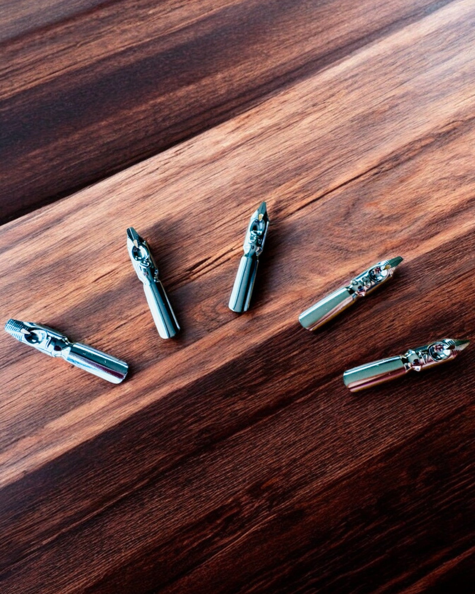 Pluma Caligráfica "Elegancia Steampunk" con Pluma de Pavo - Hecho a Mano 5 variantes a elegir, personalización con grabado para regalo