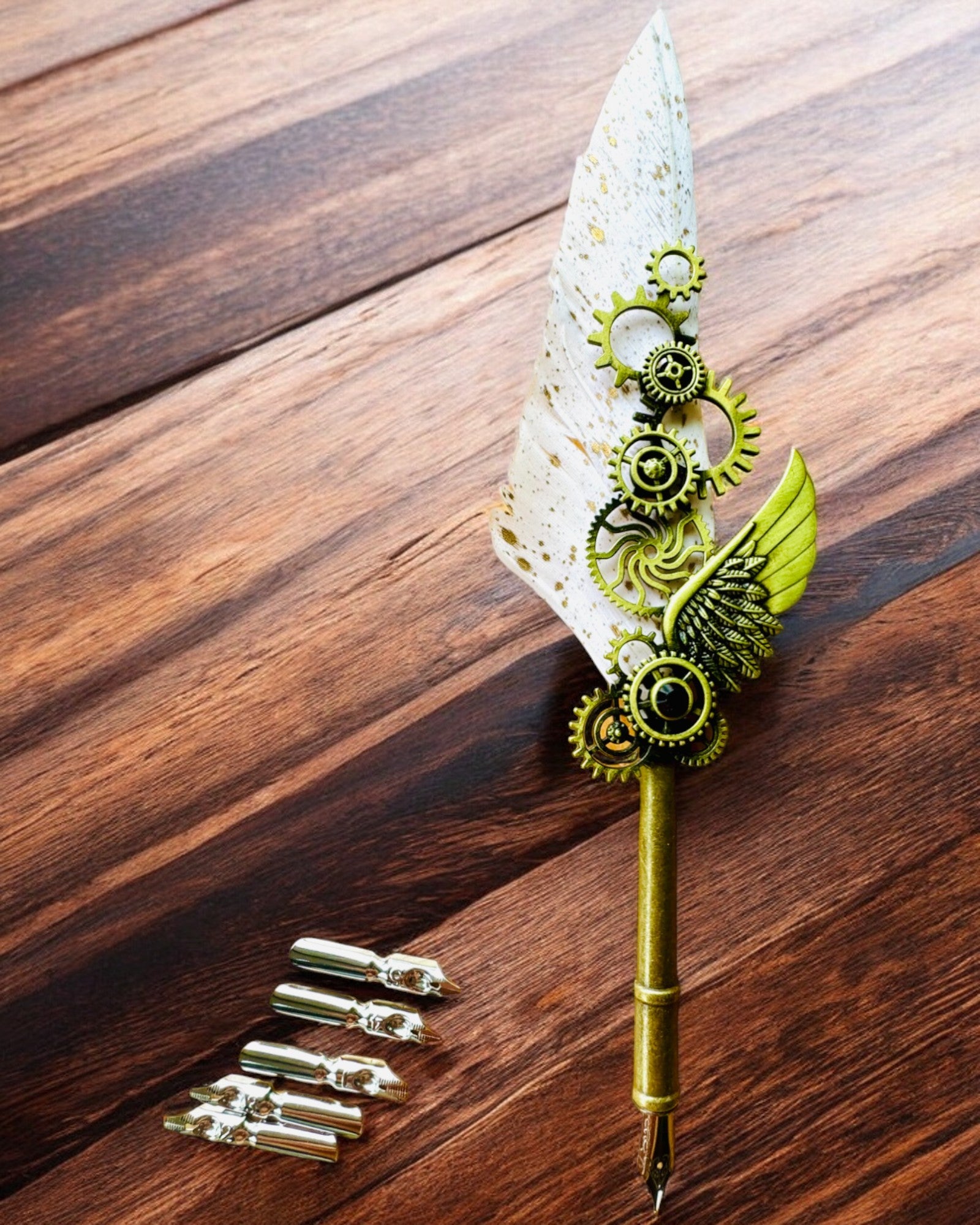 Pluma Caligráfica "Elegancia Steampunk" con Pluma de Pavo - Hecho a Mano 5 variantes a elegir, personalización con grabado para regalo