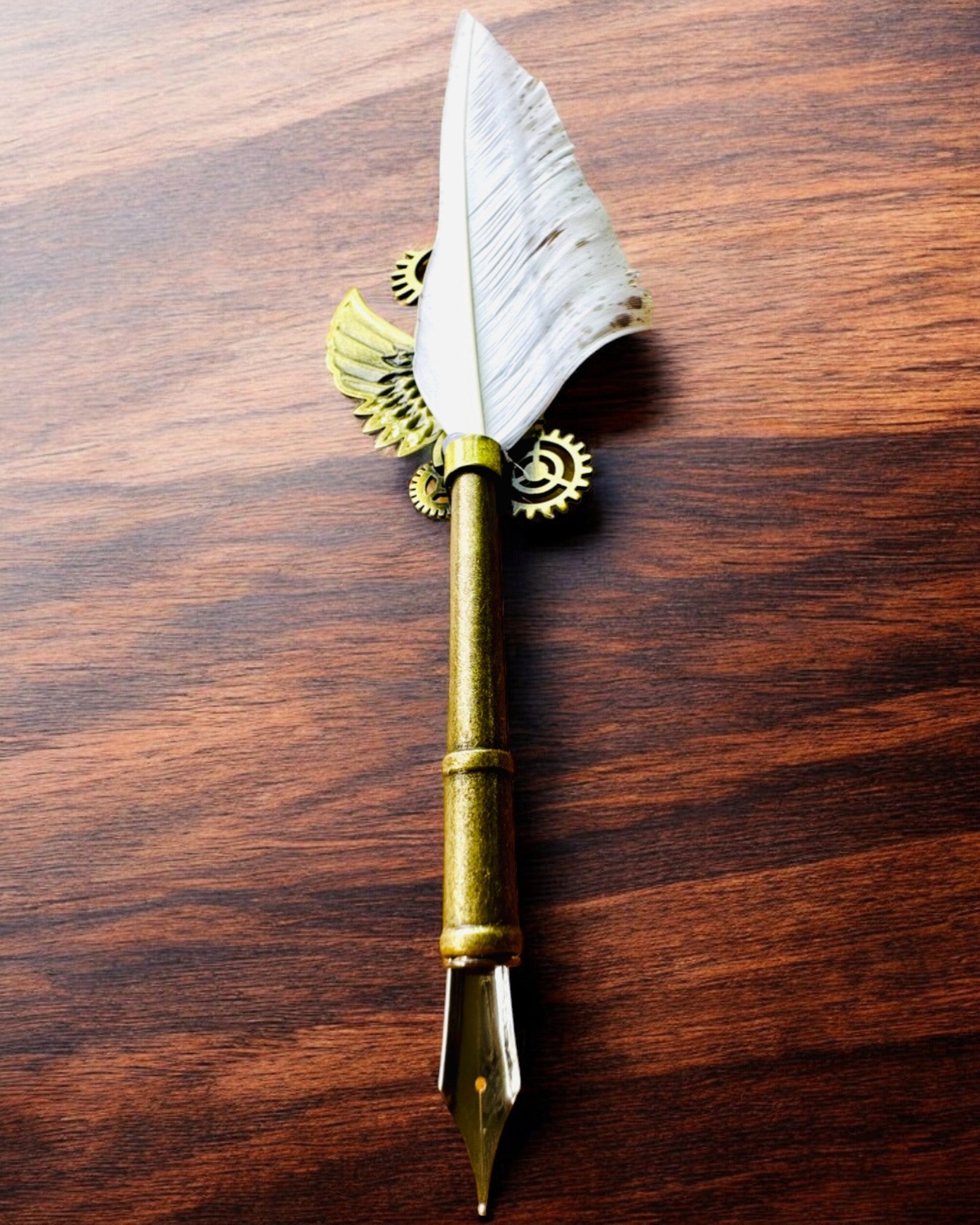 Pluma Caligráfica "Elegancia Steampunk" con Pluma de Pavo - Hecho a Mano 5 variantes a elegir, personalización con grabado para regalo