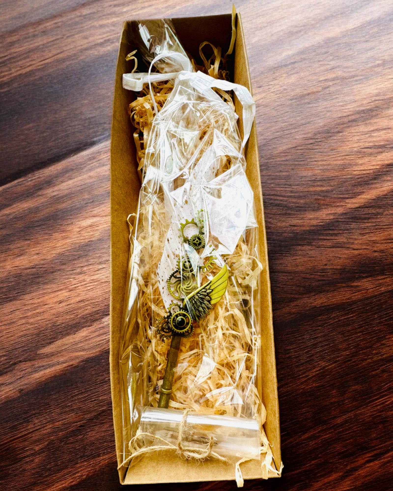 Pluma Caligráfica "Elegancia Steampunk" con Pluma de Pavo - Hecho a Mano 5 variantes a elegir, personalización con grabado para regalo