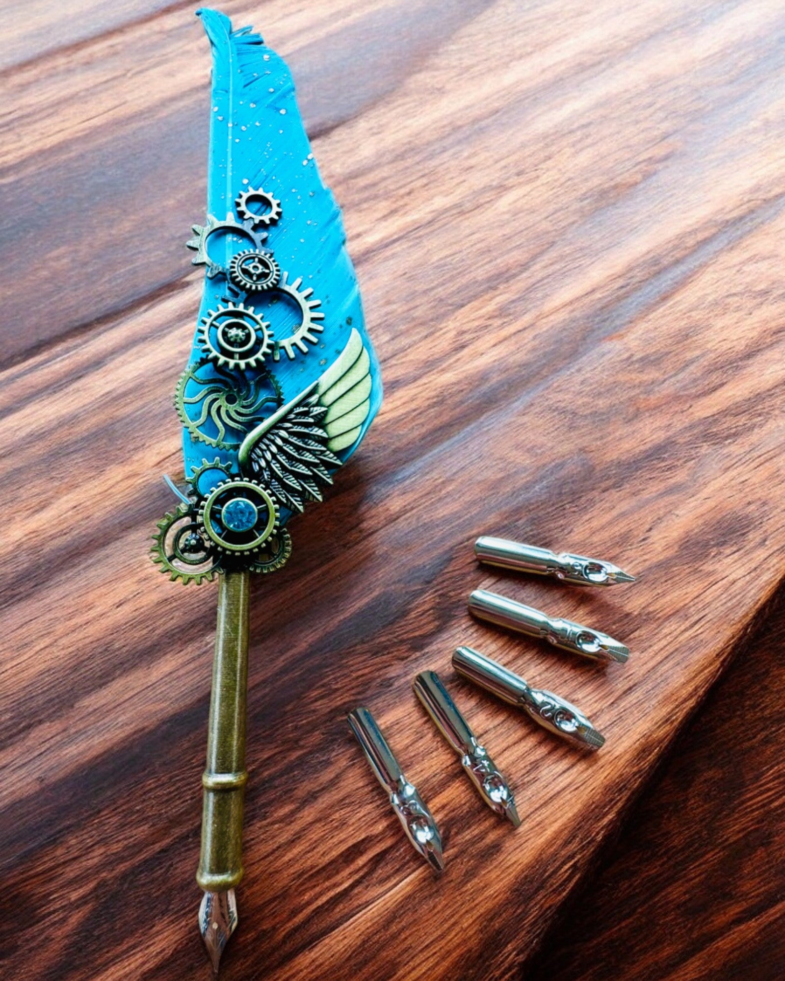 Pluma Caligráfica "Elegancia Steampunk" con Pluma de Pavo - Hecho a Mano 5 variantes a elegir, personalización con grabado para regalo