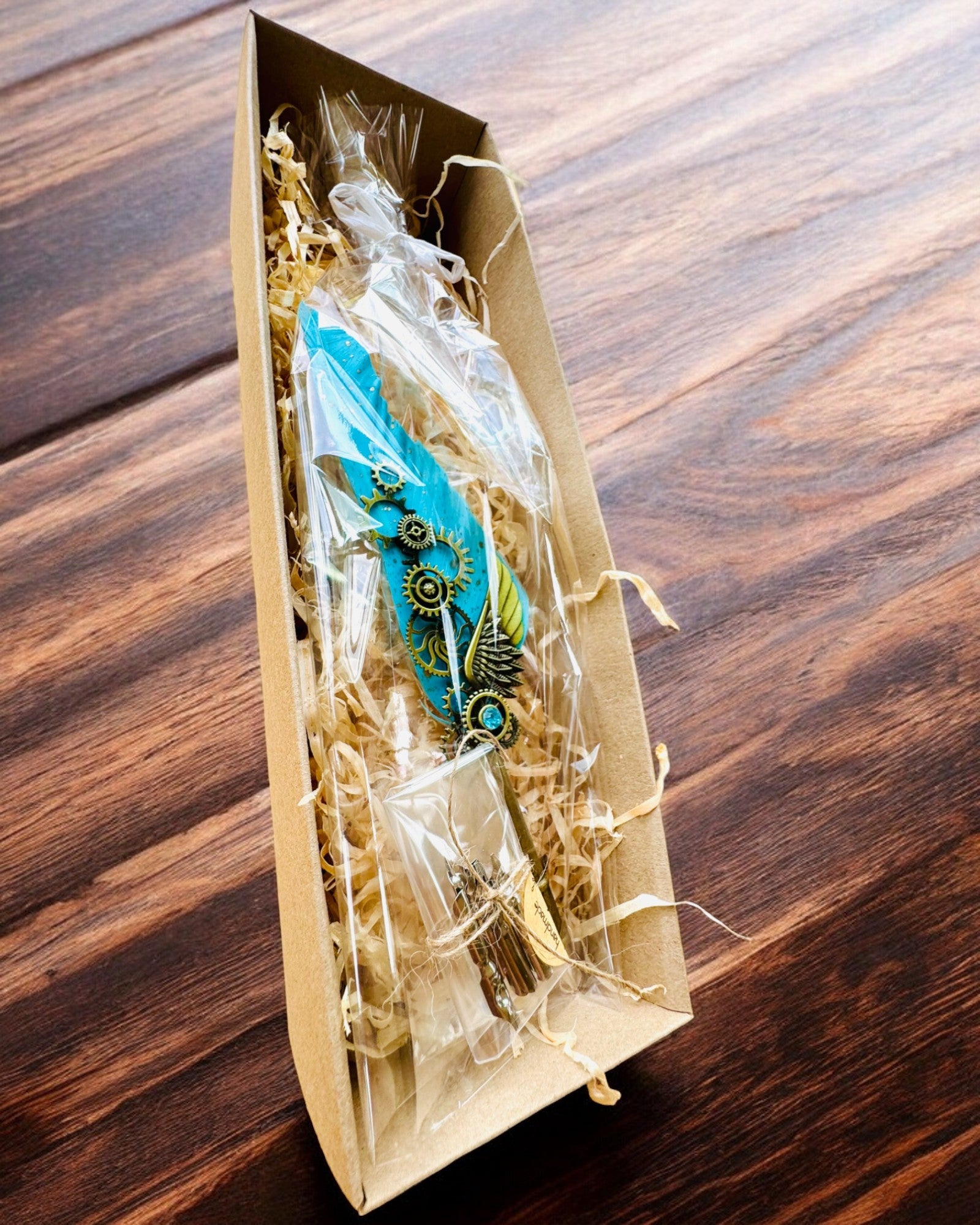 Pluma Caligráfica "Elegancia Steampunk" con Pluma de Pavo - Hecho a Mano 5 variantes a elegir, personalización con grabado para regalo