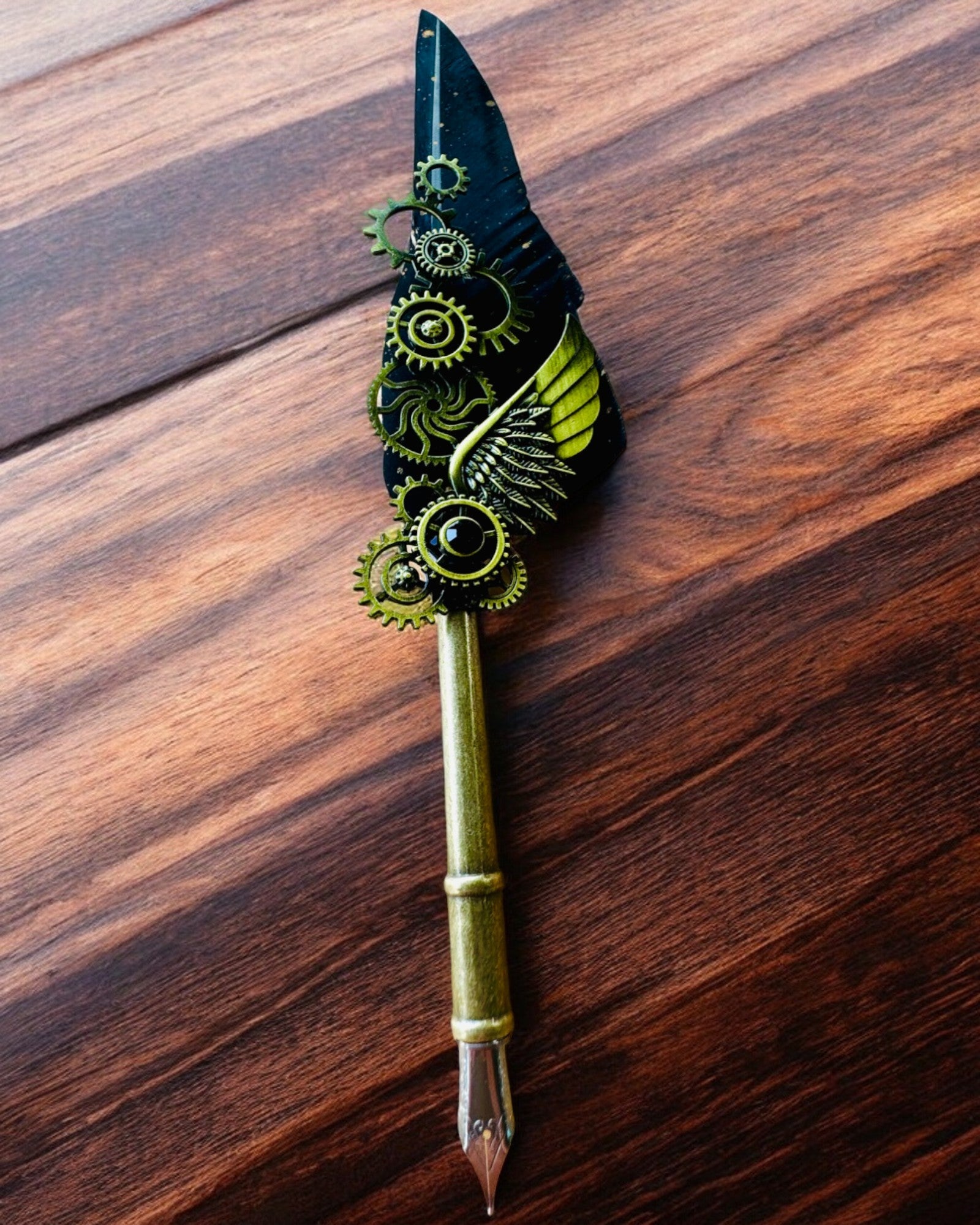 Pluma Caligráfica "Elegancia Steampunk" con Pluma de Pavo - Hecho a Mano 5 variantes a elegir, personalización con grabado para regalo